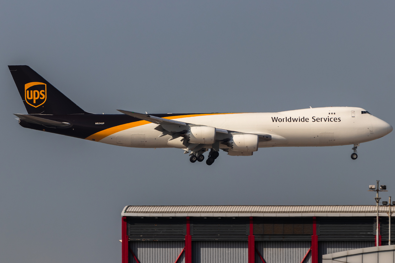 Full size: United Parcel Service Boeing 747-8F N624UP at Hong Kong International Airport