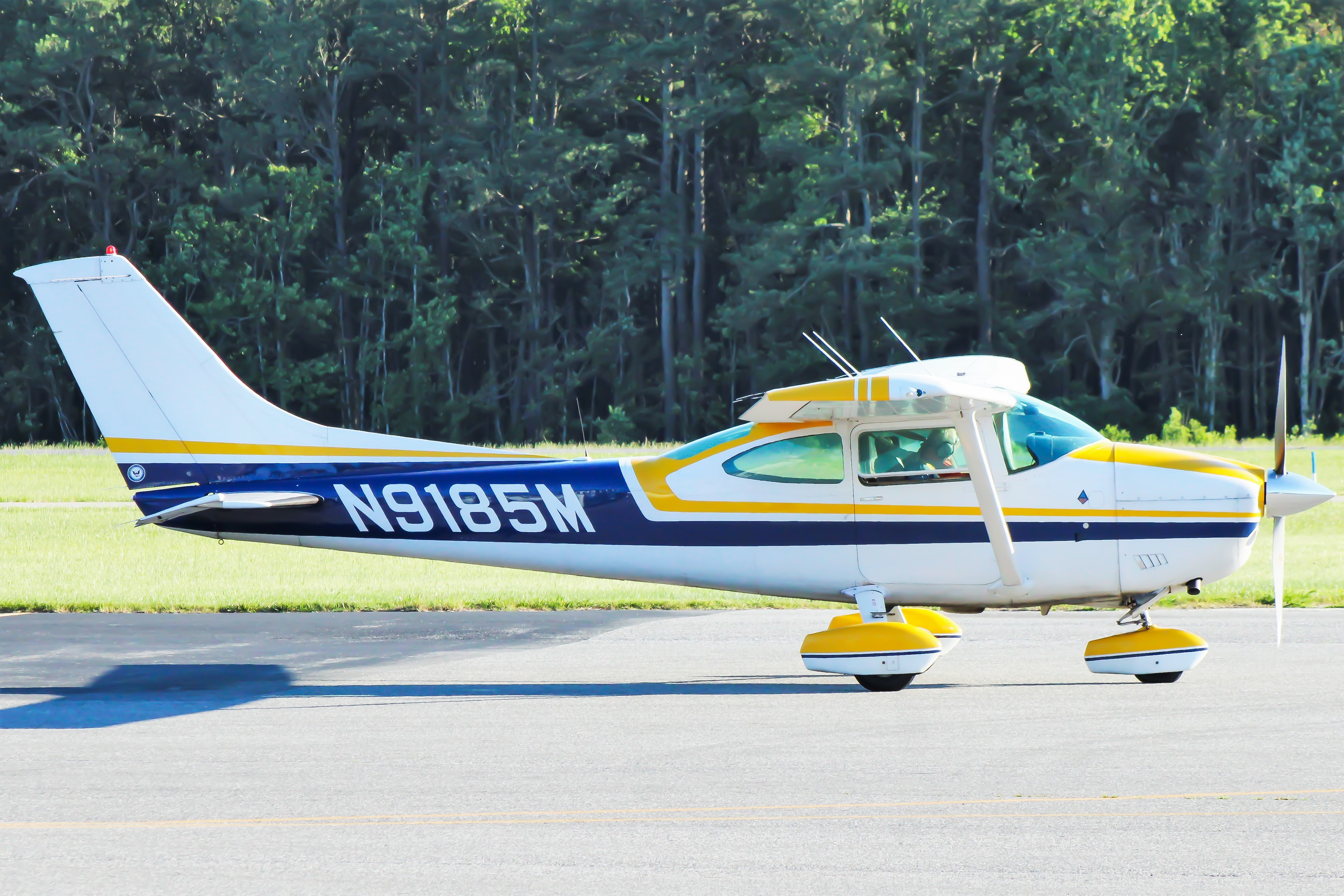 Full size: PRIVATE Cessna 182 Skylane N9185M at Ocean City Municipal Airport