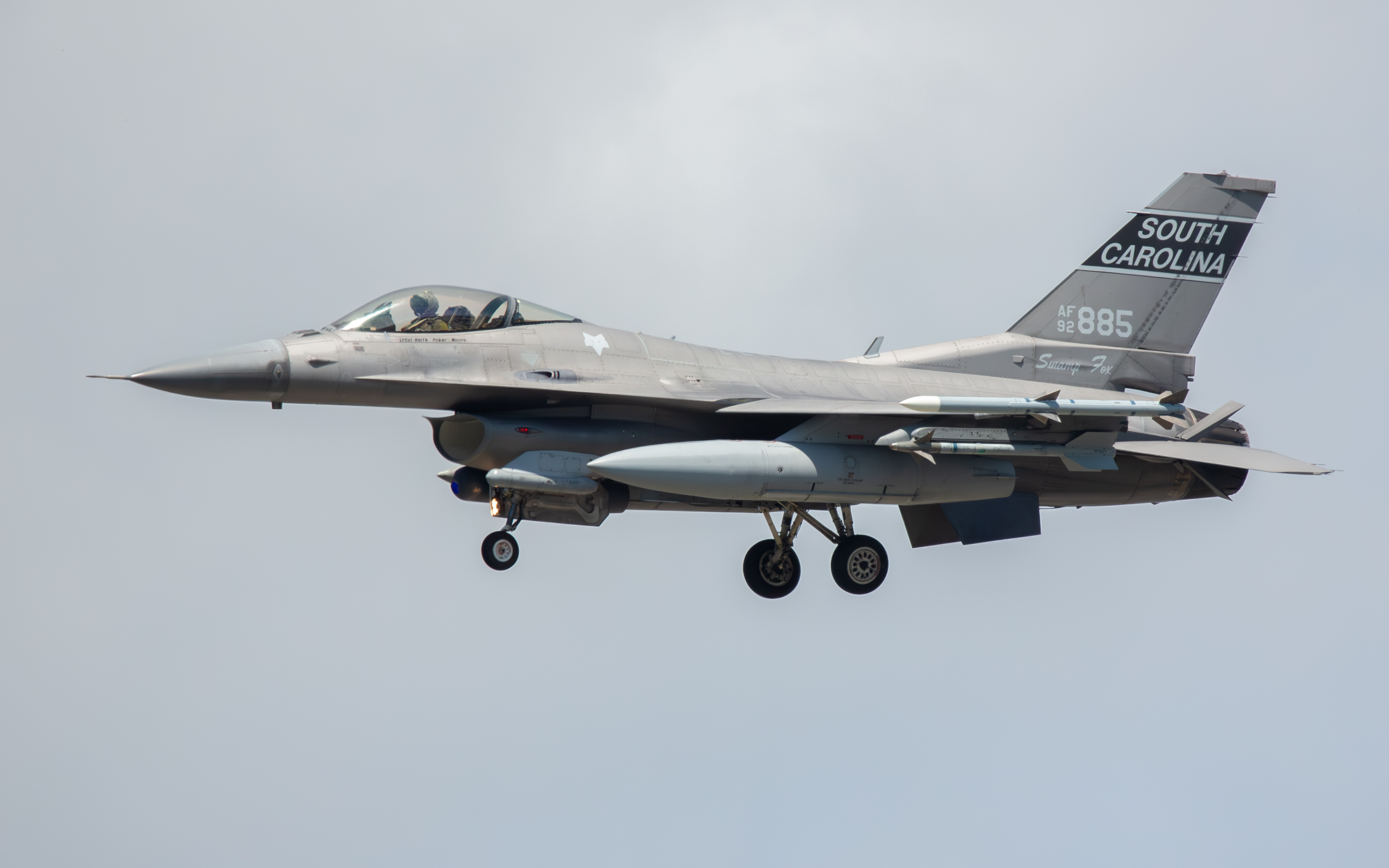 Full size: USAF - United States Air Force General Dynamics F-16 Fighting Falcon 92-0885 at New York Stewart International Airport