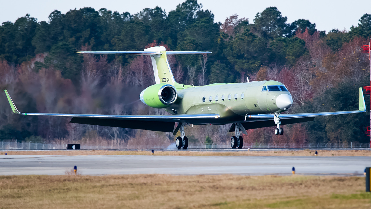 Full size: Gulfstream Aerospace Gulfstream G550 N528GA  at Savannah/Hilton Head International Airport