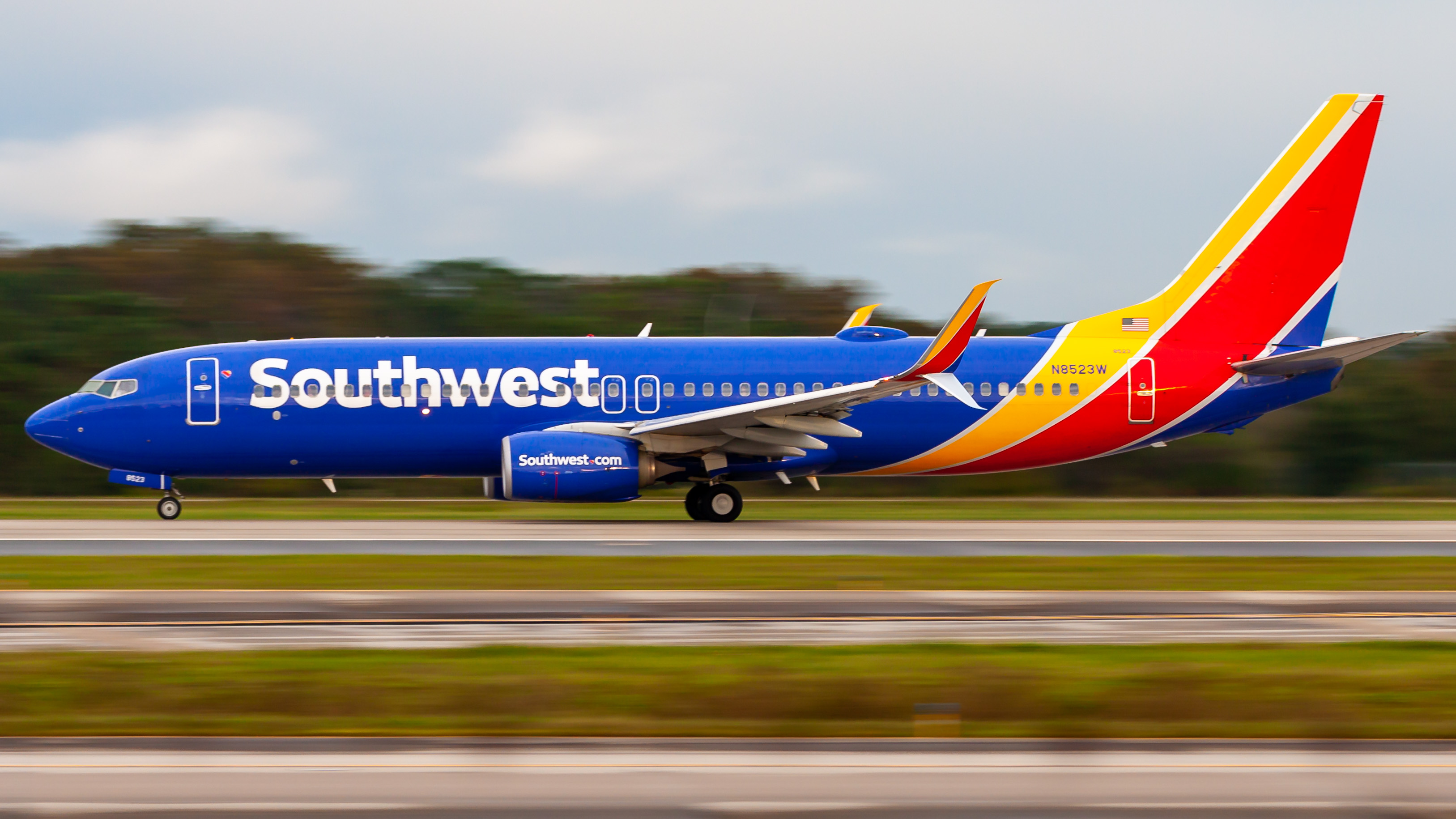 Full size: Southwest Airlines Boeing 737-800 N8523W at Orlando International Airport