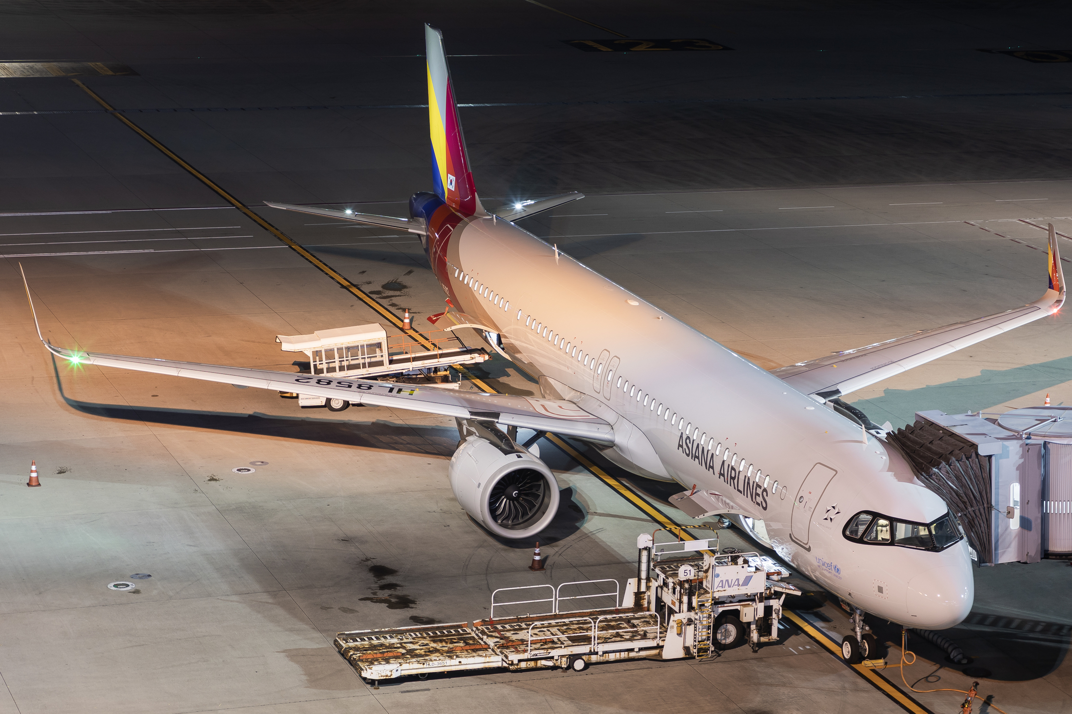 Full size: Asiana Airlines Airbus A321NEO HL8582 at Tokyo-Haneda Airport