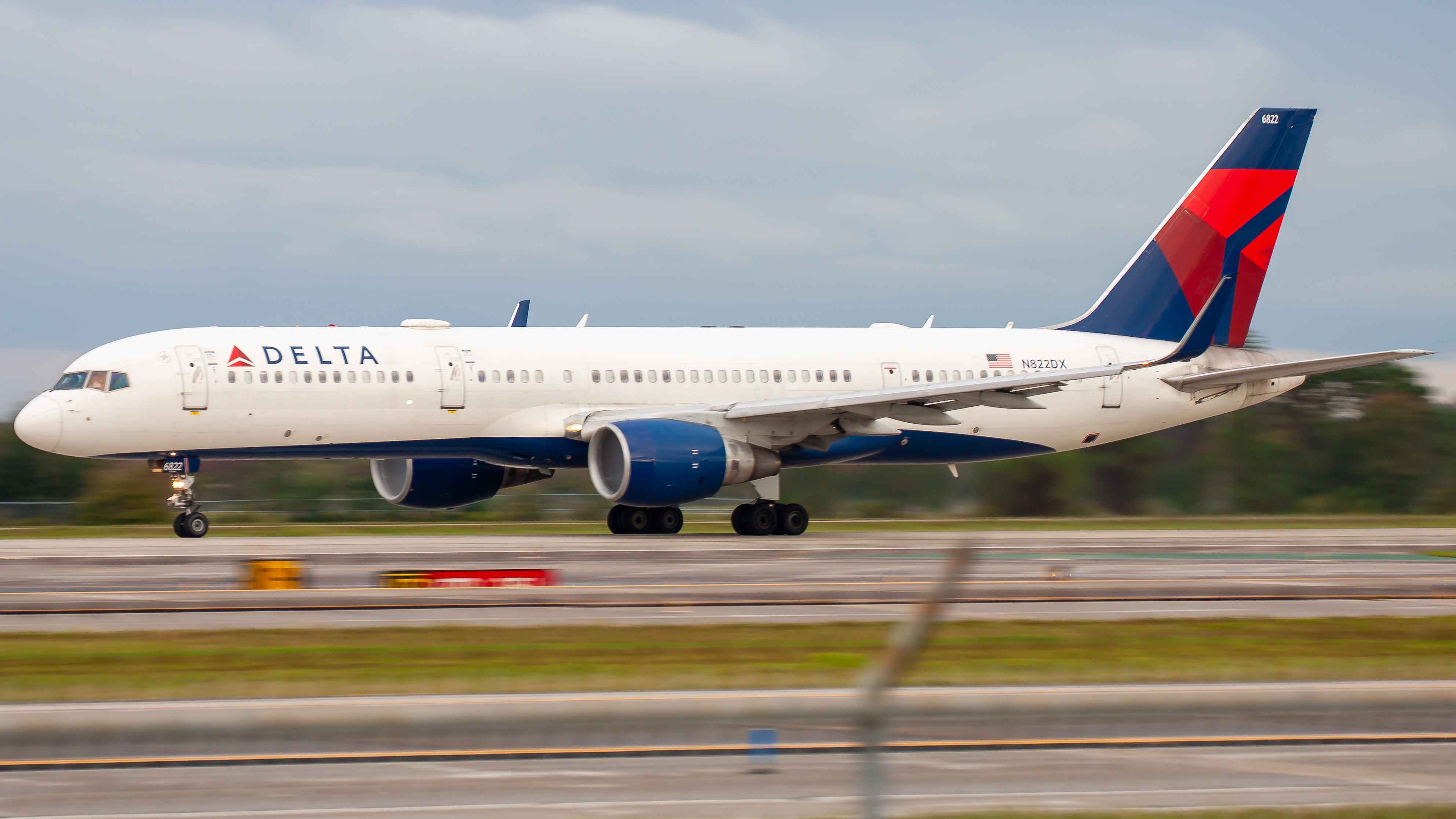 Full size: Delta Airlines Boeing 757-200  N822DX at Orlando International Airport
