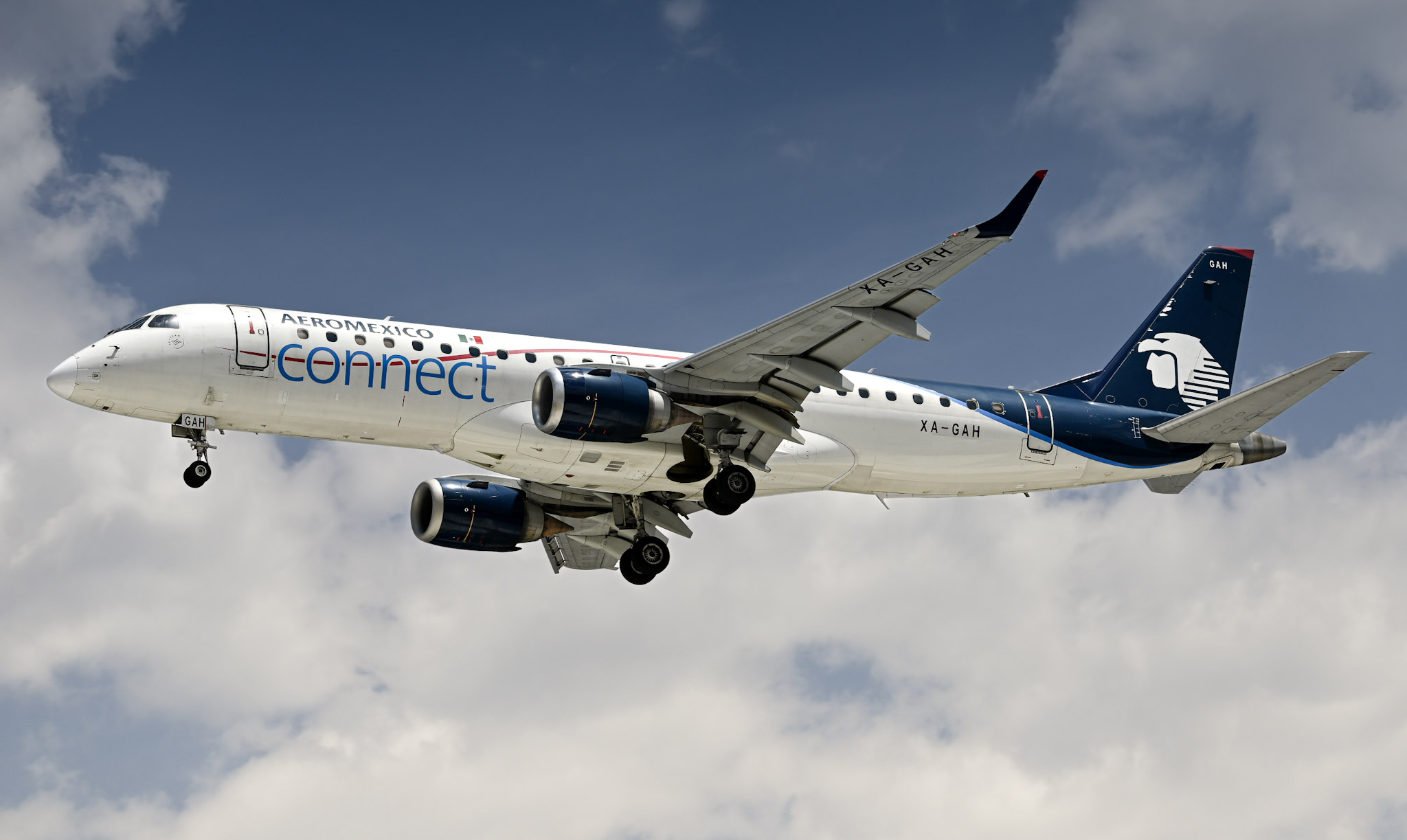 Full size: Aeromexico Connect Embraer E190 XA-GAH at Mexico City International Airport