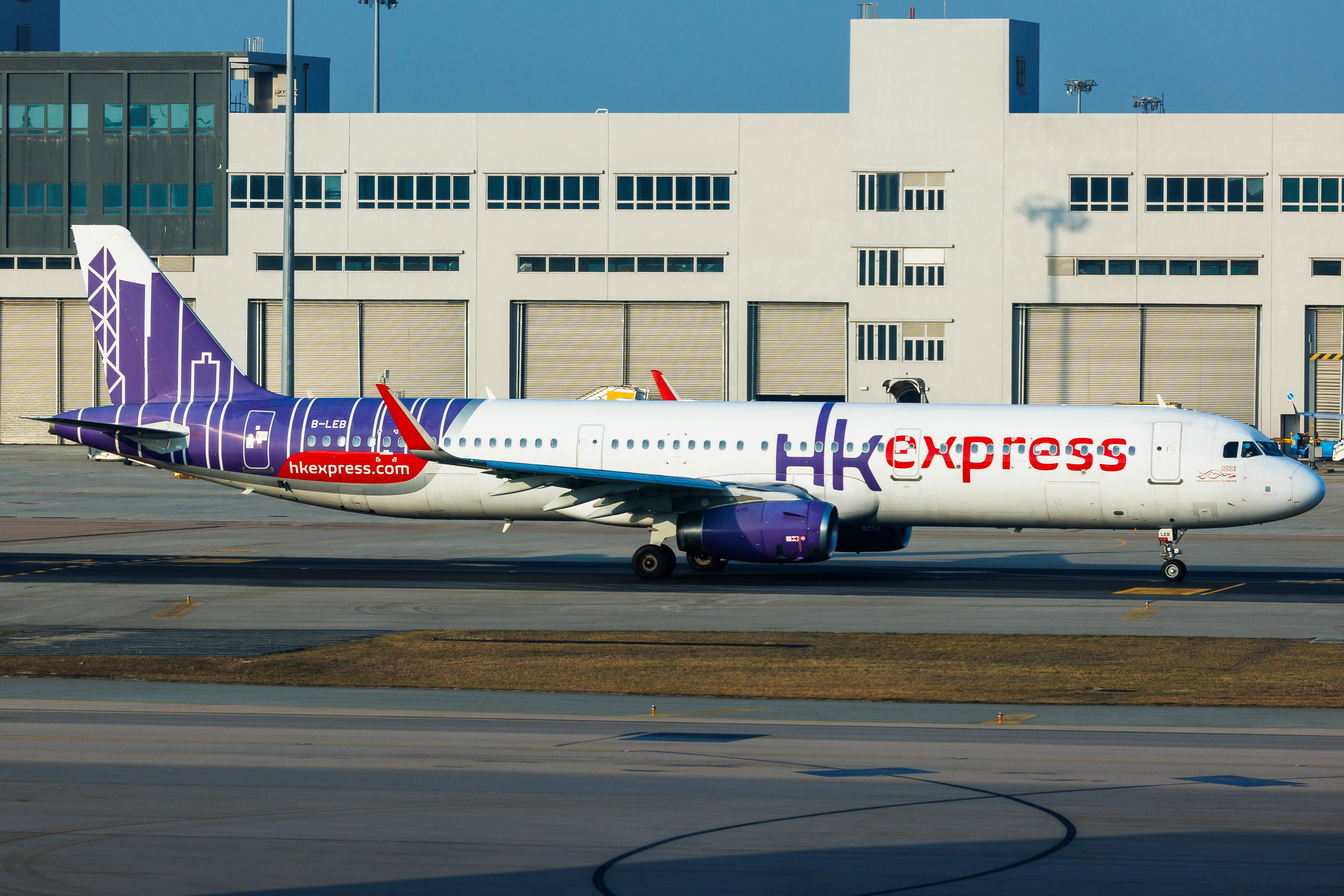 Full size: Hong Kong Express Airbus A321-200 B-LEB at Hong Kong International Airport