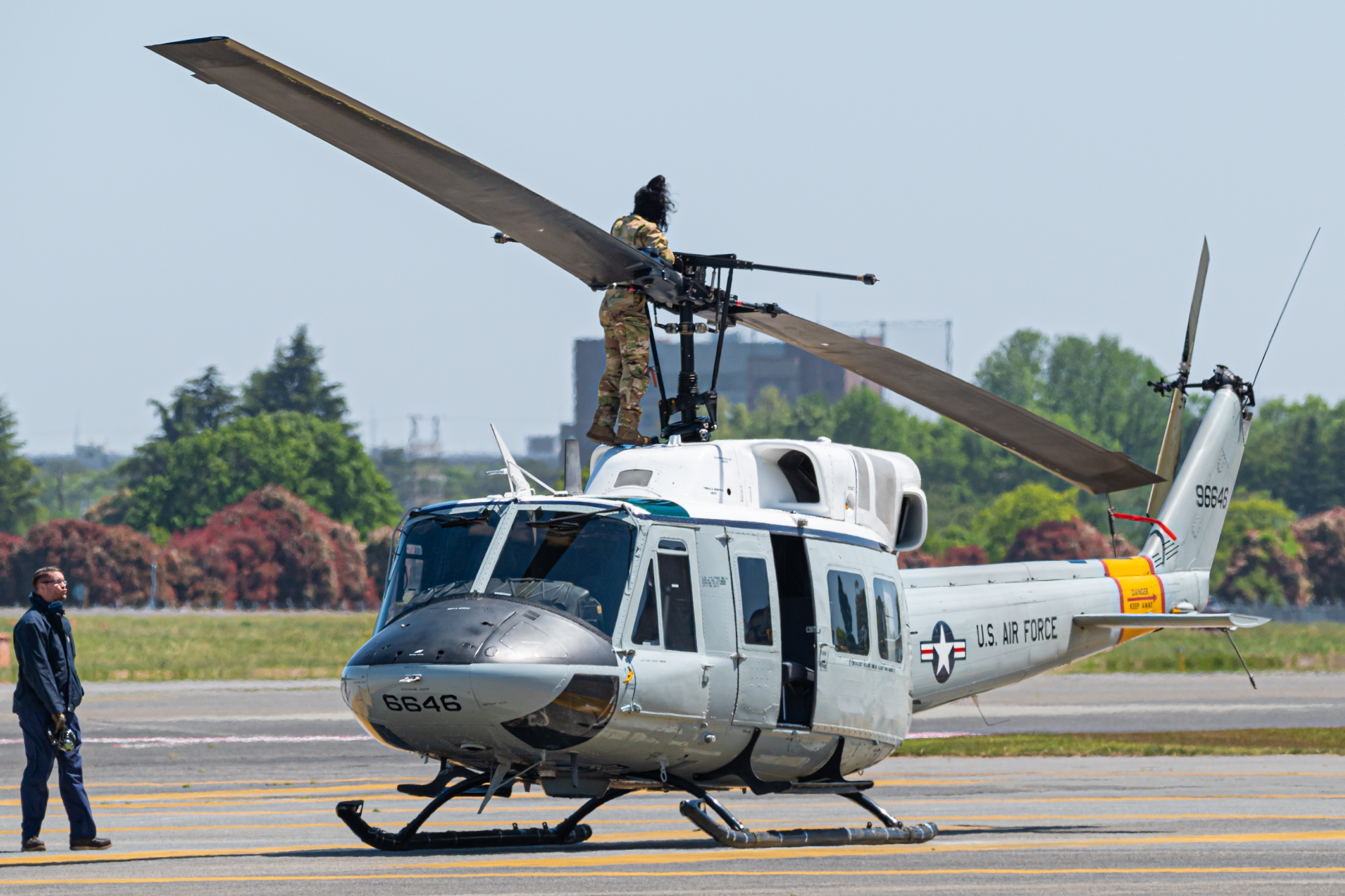 Full size: US Air Force Bell UH-1 Huey/Iroquois  69-6646 at Yokota Air Base