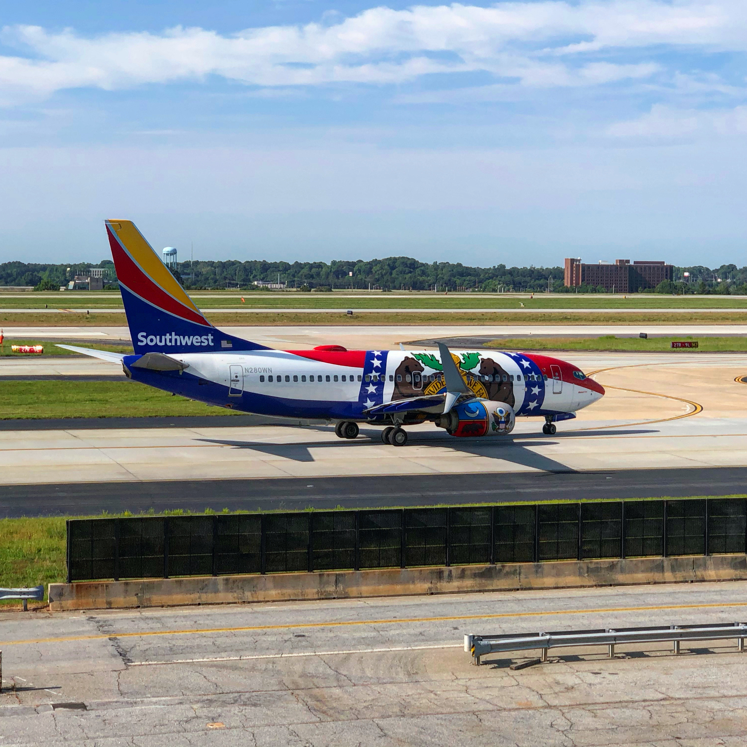 Full size: Southwest Airlines Boeing 737-700 N280WN at Hartsfield-Jackson Atlanta International Airport