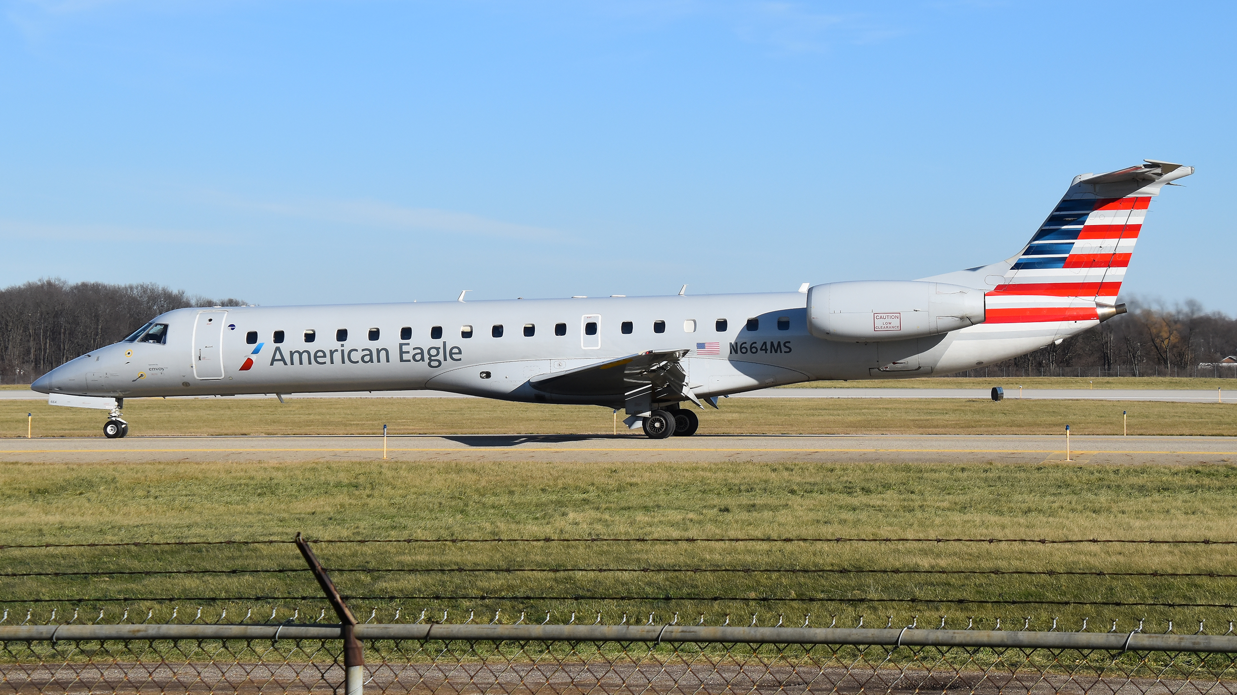 Full size: American Eagle Embraer ERJ145 N664MS at Kalamazoo Battle Creek International Airport