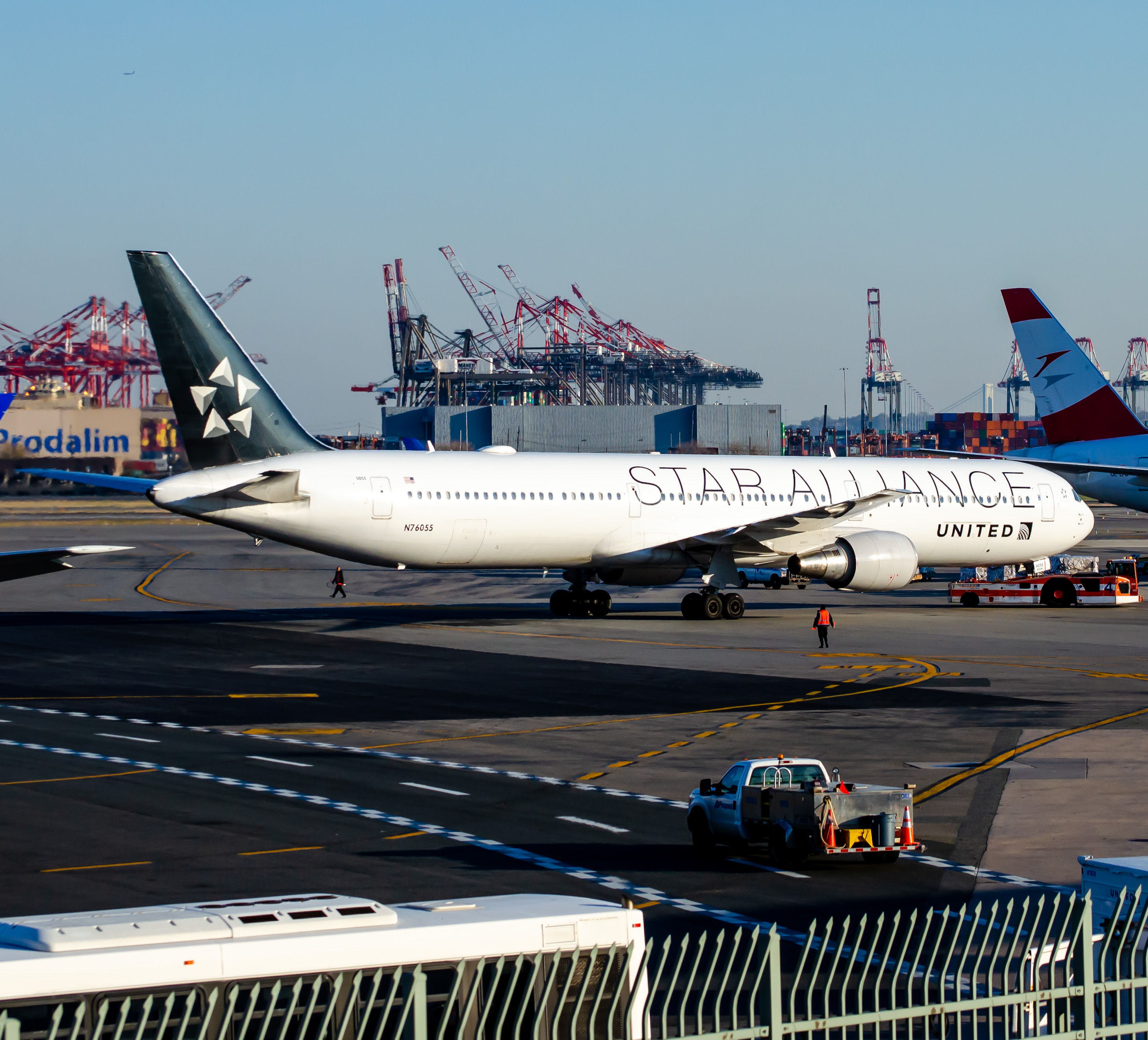 Full size: United Airlines Boeing 767-400ER N76055 at Newark Liberty International Airport