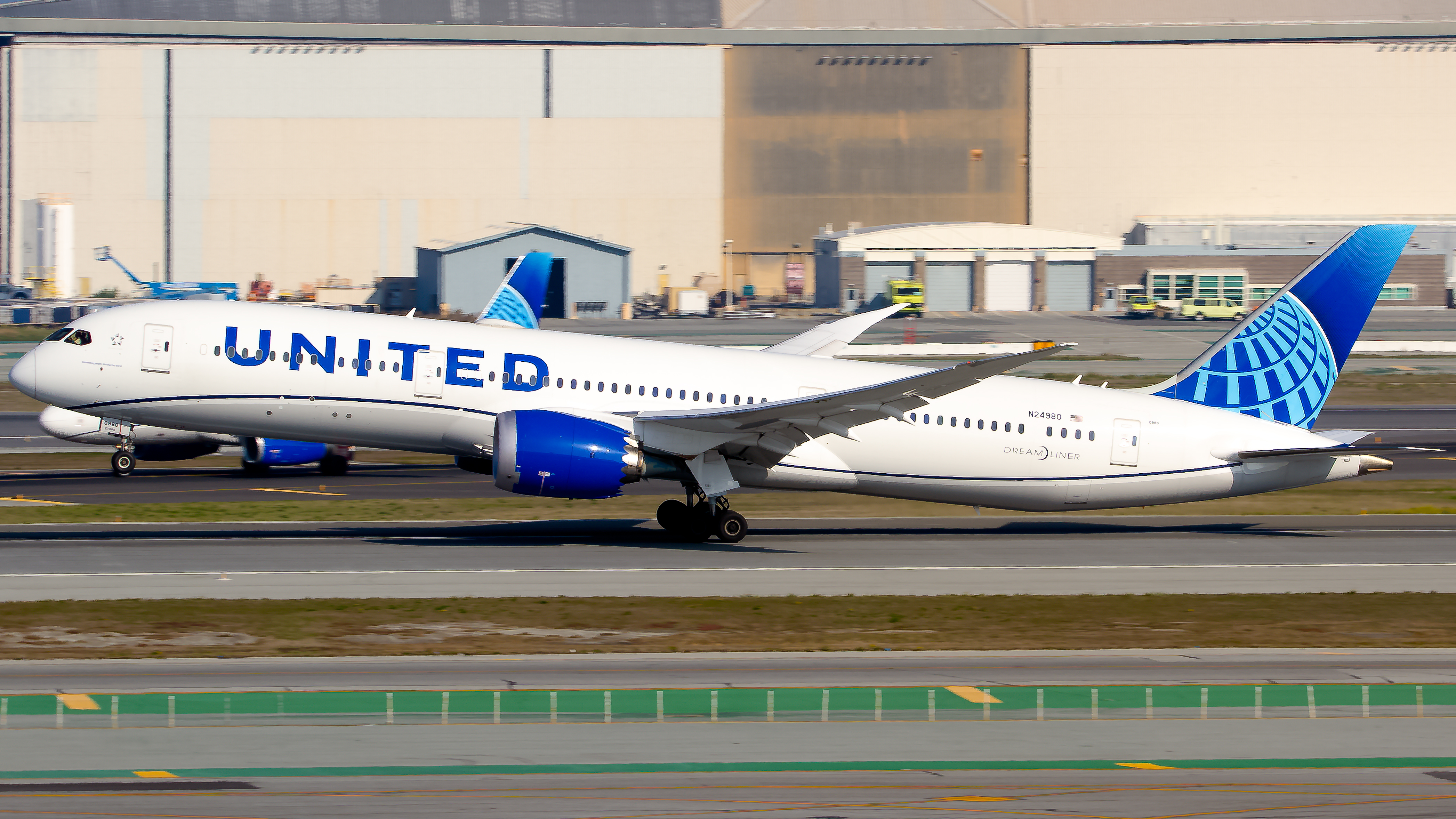 Full size: United Airlines Boeing 787-9 N24980 at San Francisco International Airport