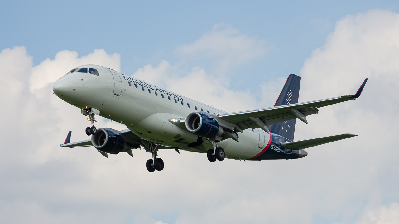 Full size: Republic Airways Embraer E175 N401YX at John Glenn Columbus International Airport