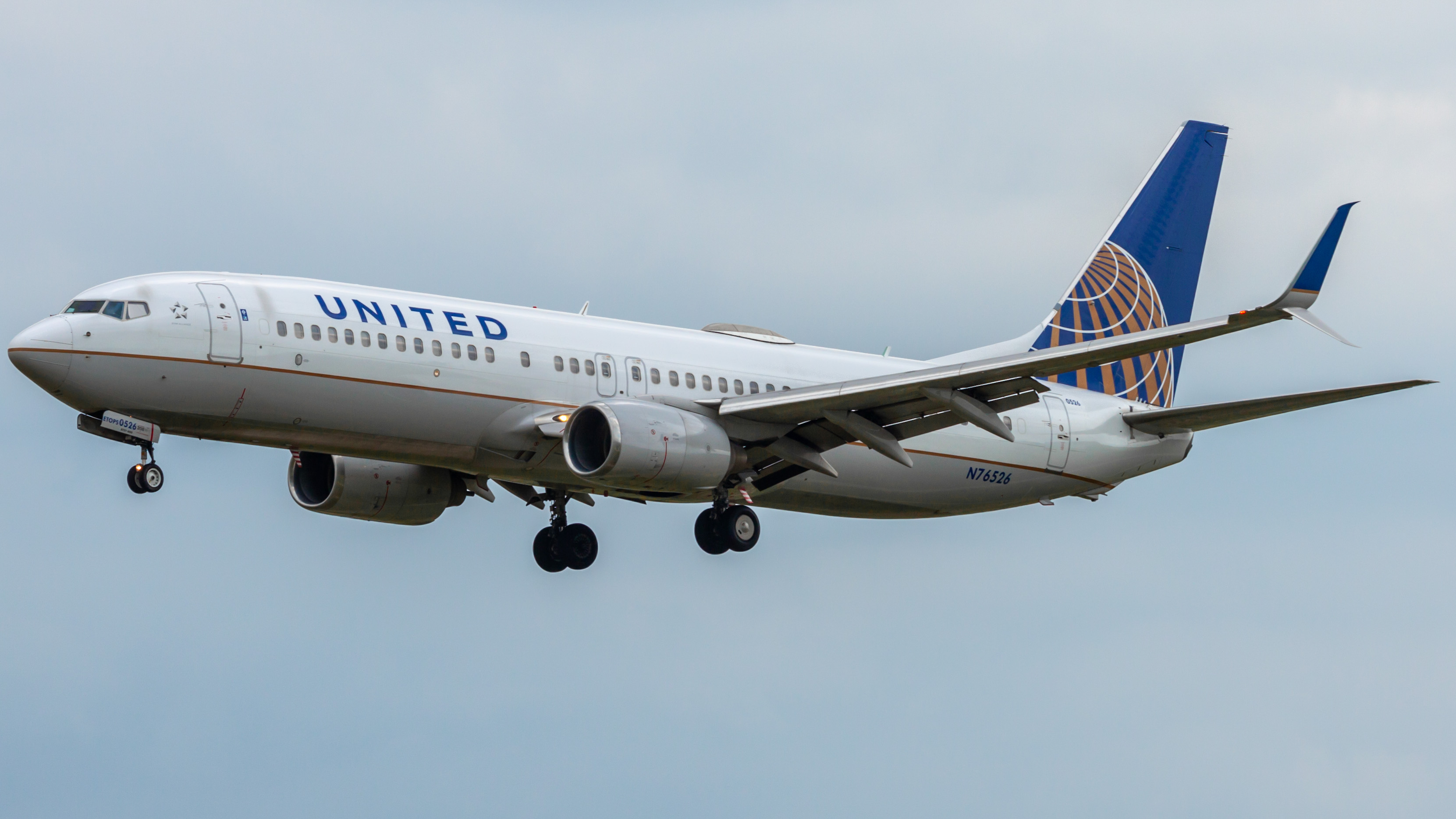 Full size: United Airlines Boeing 737-800 N76526 at Houston-George Bush Intercontinental Airport