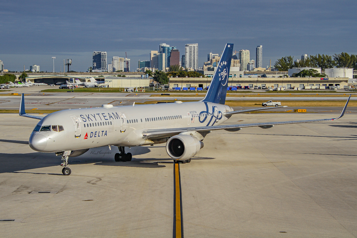 Full size: Delta Airlines Boeing 757-200 N705TW at Fort Lauderdale/Hollywood International Airport