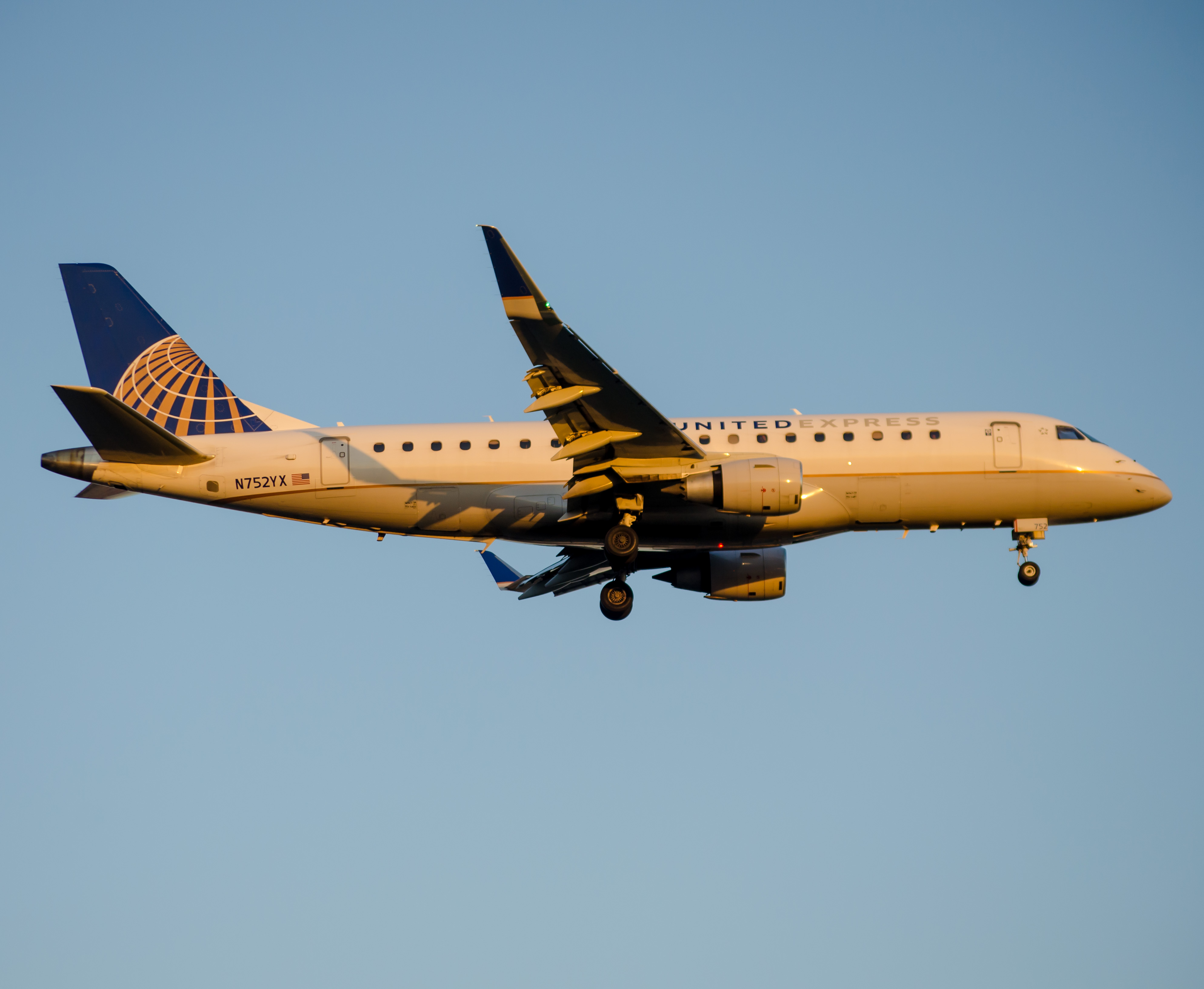 Full size: United Express Embraer E175 N752YX at Newark Liberty International Airport