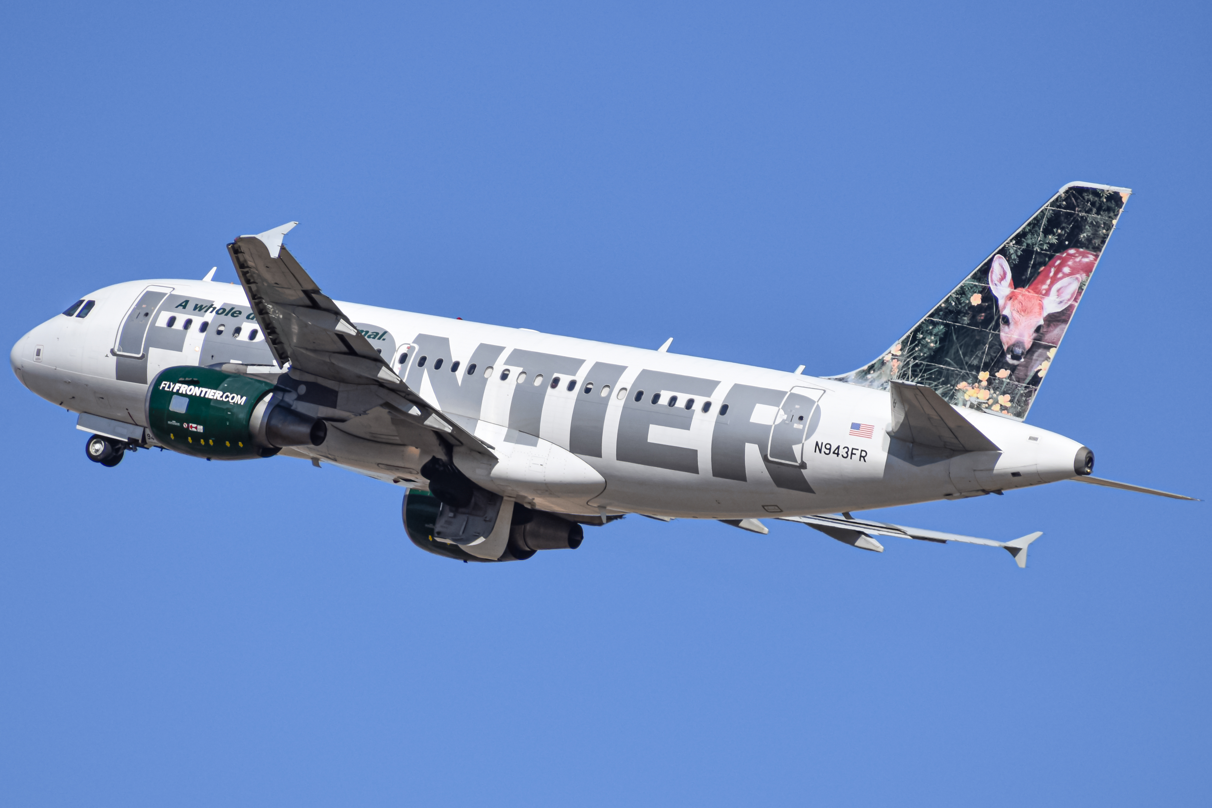 Full size: Frontier Airlines Airbus A319 N943FR at Denver International Airport