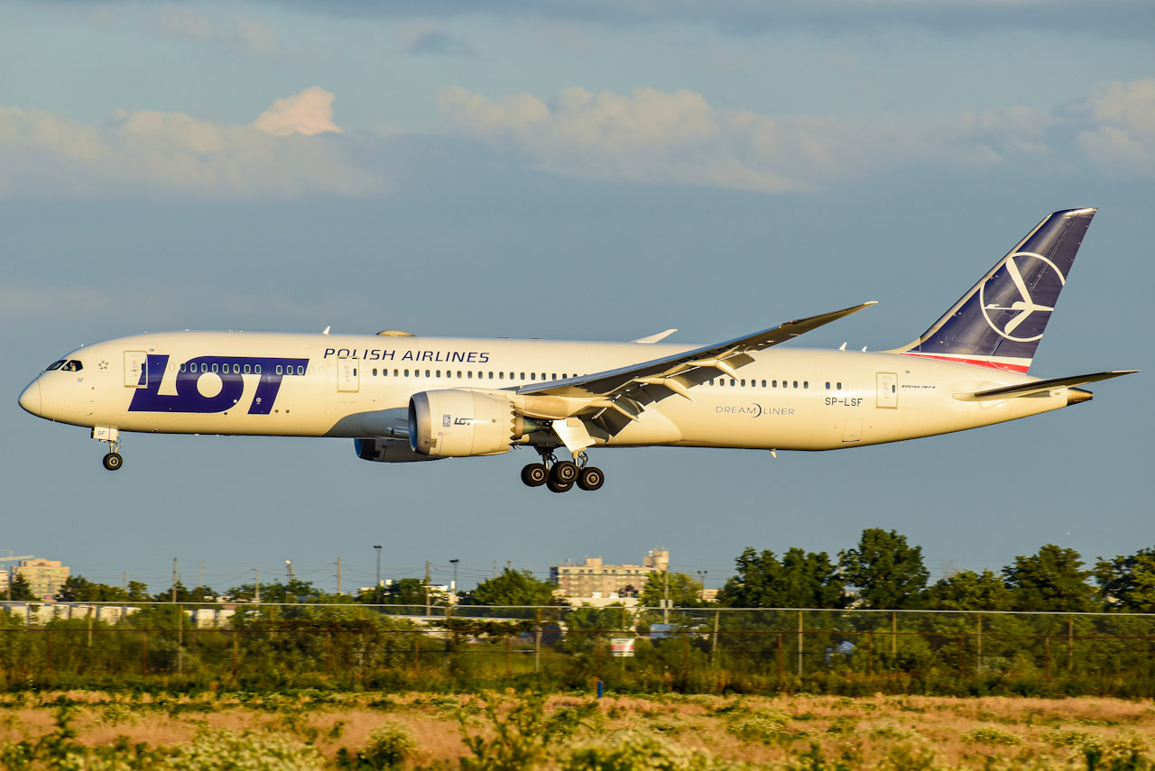 Full size: LOT Polish Airlines Boeing 787-9 SP-LSF at Lester B Pearson International Airport