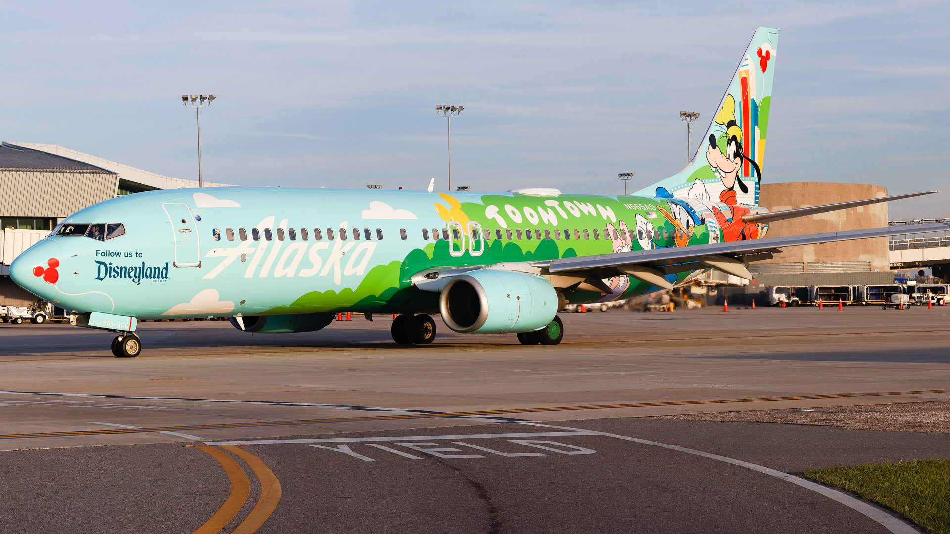 Full size: Alaska Airlines Boeing 737-800 N565AS at Tampa International Airport