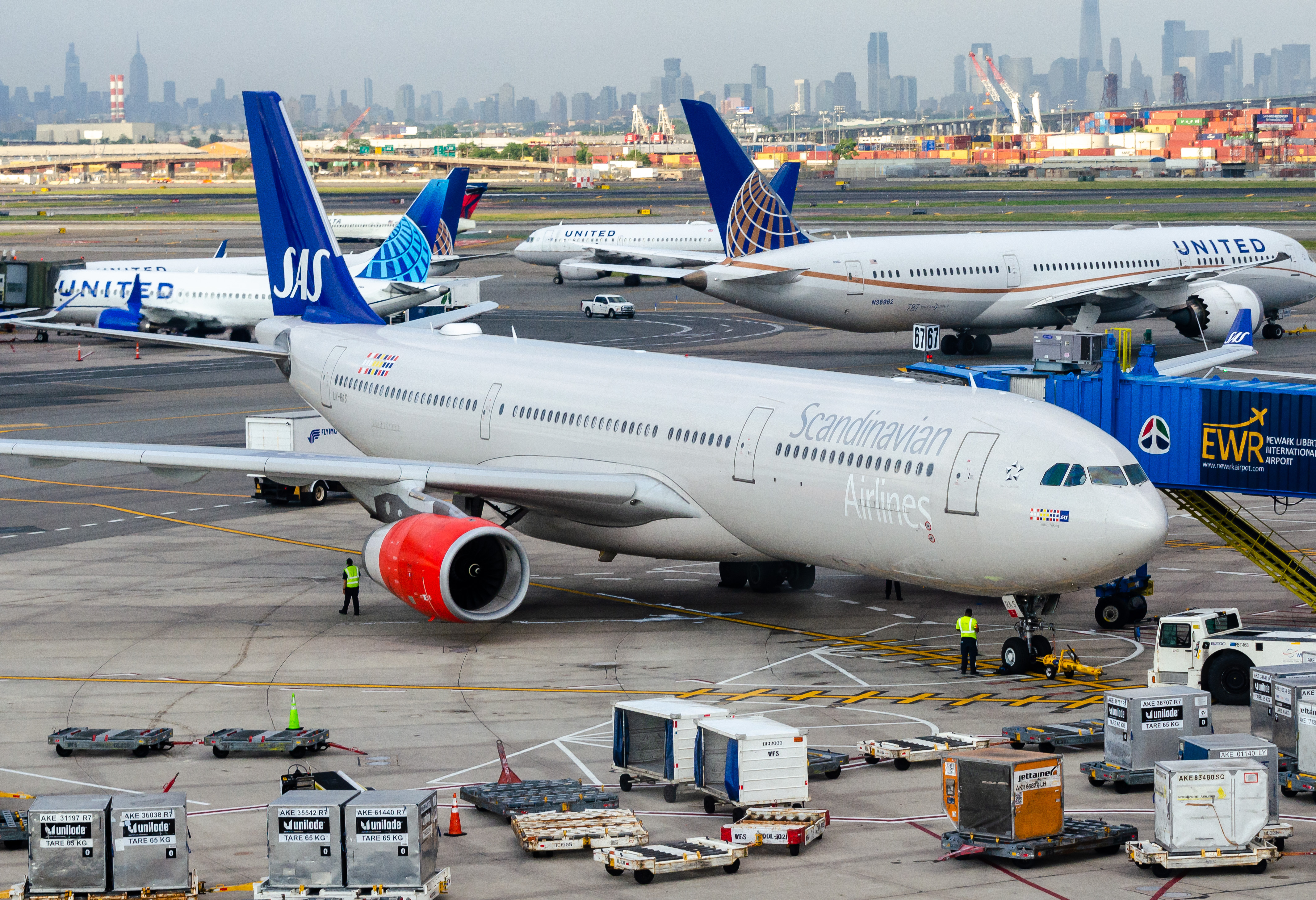 Full size: Scandinavian Airlines Airbus A330-300 LN-RKS at Newark Liberty International Airport