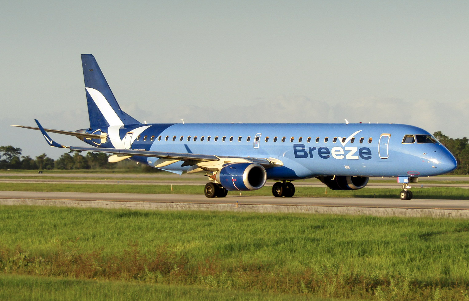 Full size: Breeze Airways Embraer E195 N190BZ at Orlando International Airport