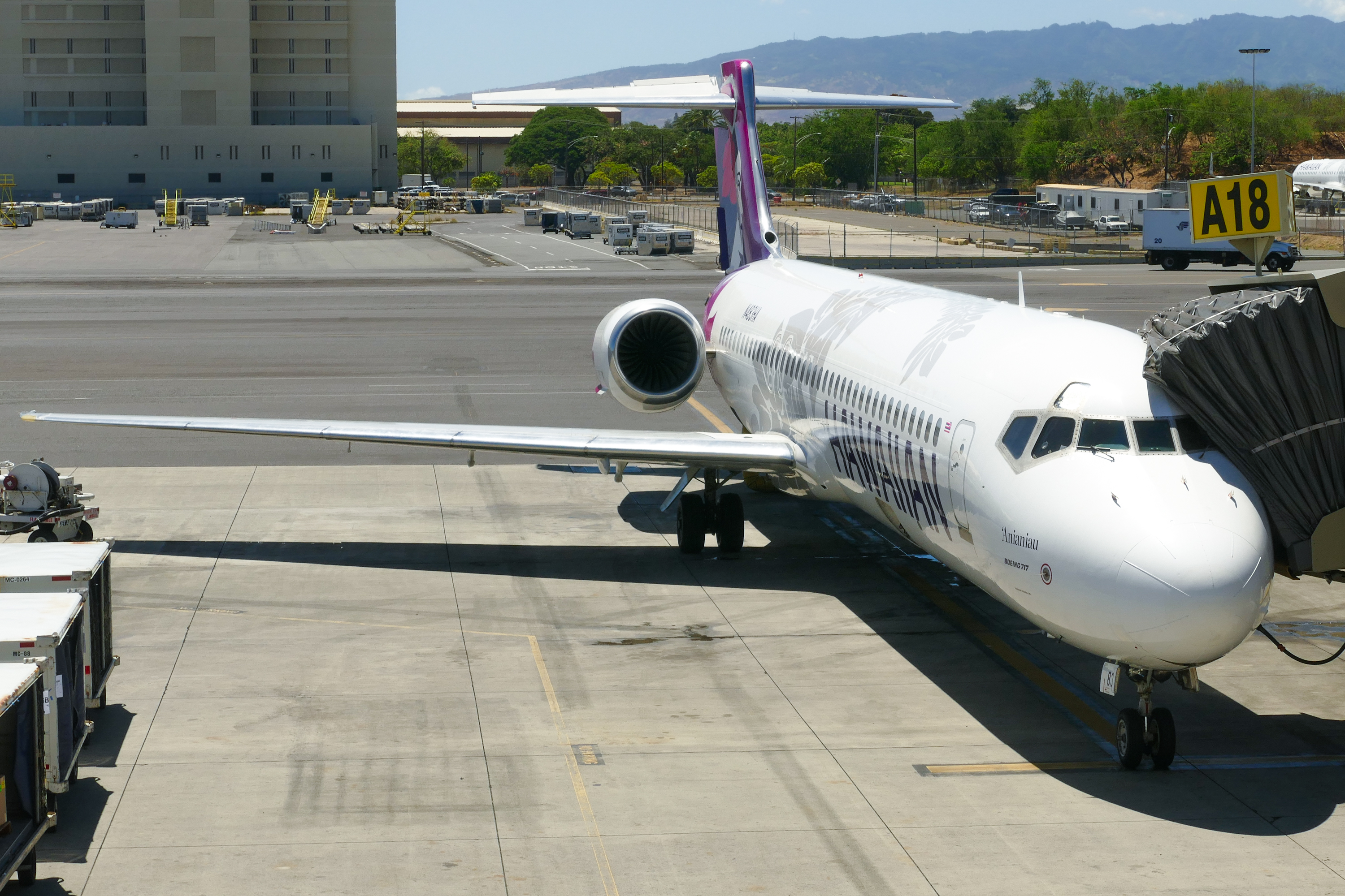 Full size: Hawaiian Airlines Boeing 717-200 N483HA at Daniel K Inouye International Airport