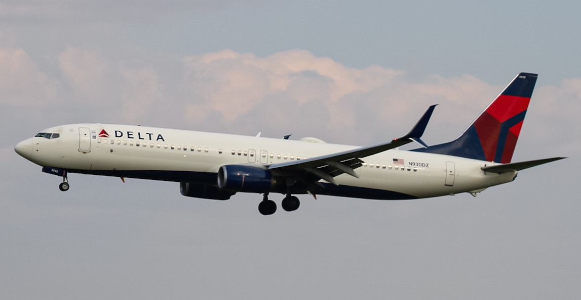 Full size: Delta Airlines Boeing 737-900ER N930DZ at Hector International Airport