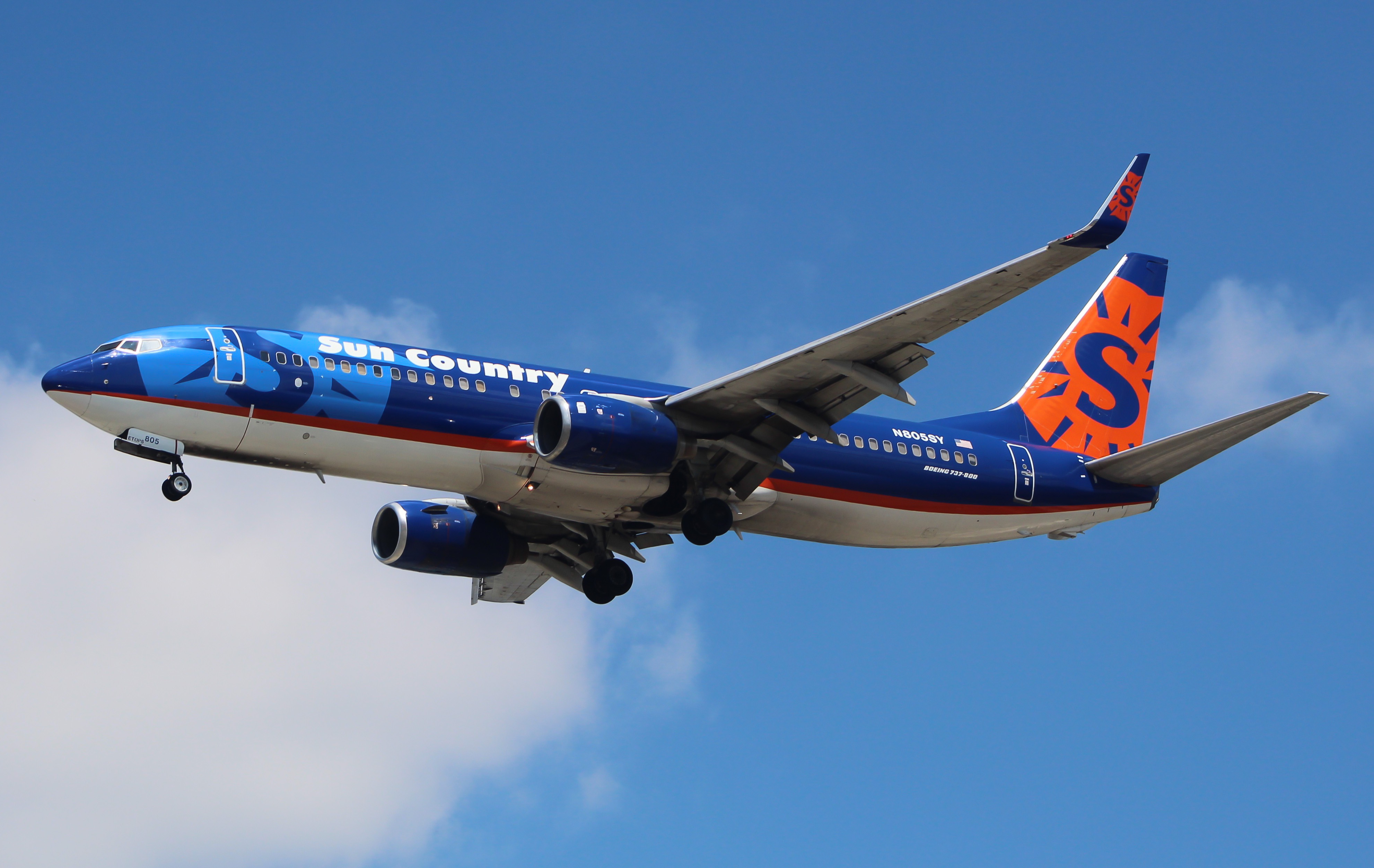 Full size: Sun Country Airlines Boeing 737-800 N805SY at Newark Liberty International Airport
