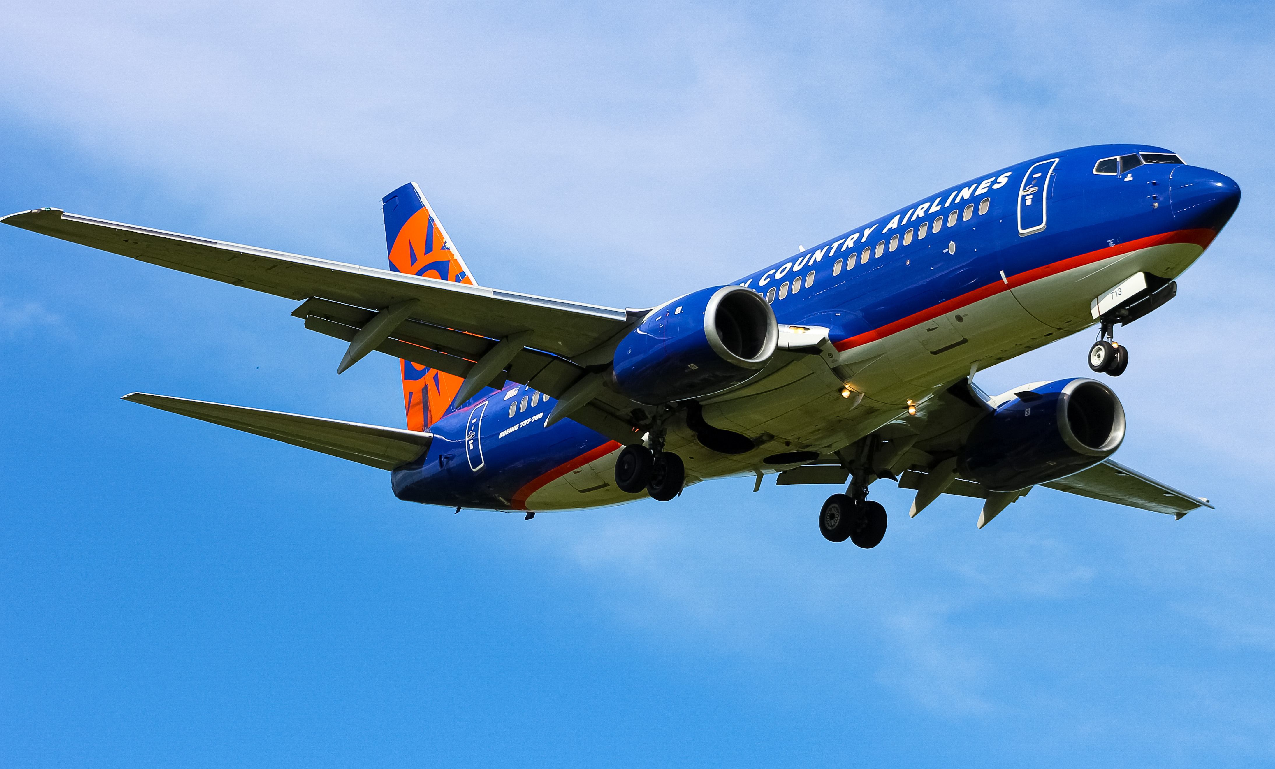 Full size: Sun Country Airlines Boeing 737-700 N713SY at Cincinnati Municipal Airport/Lunken Field
