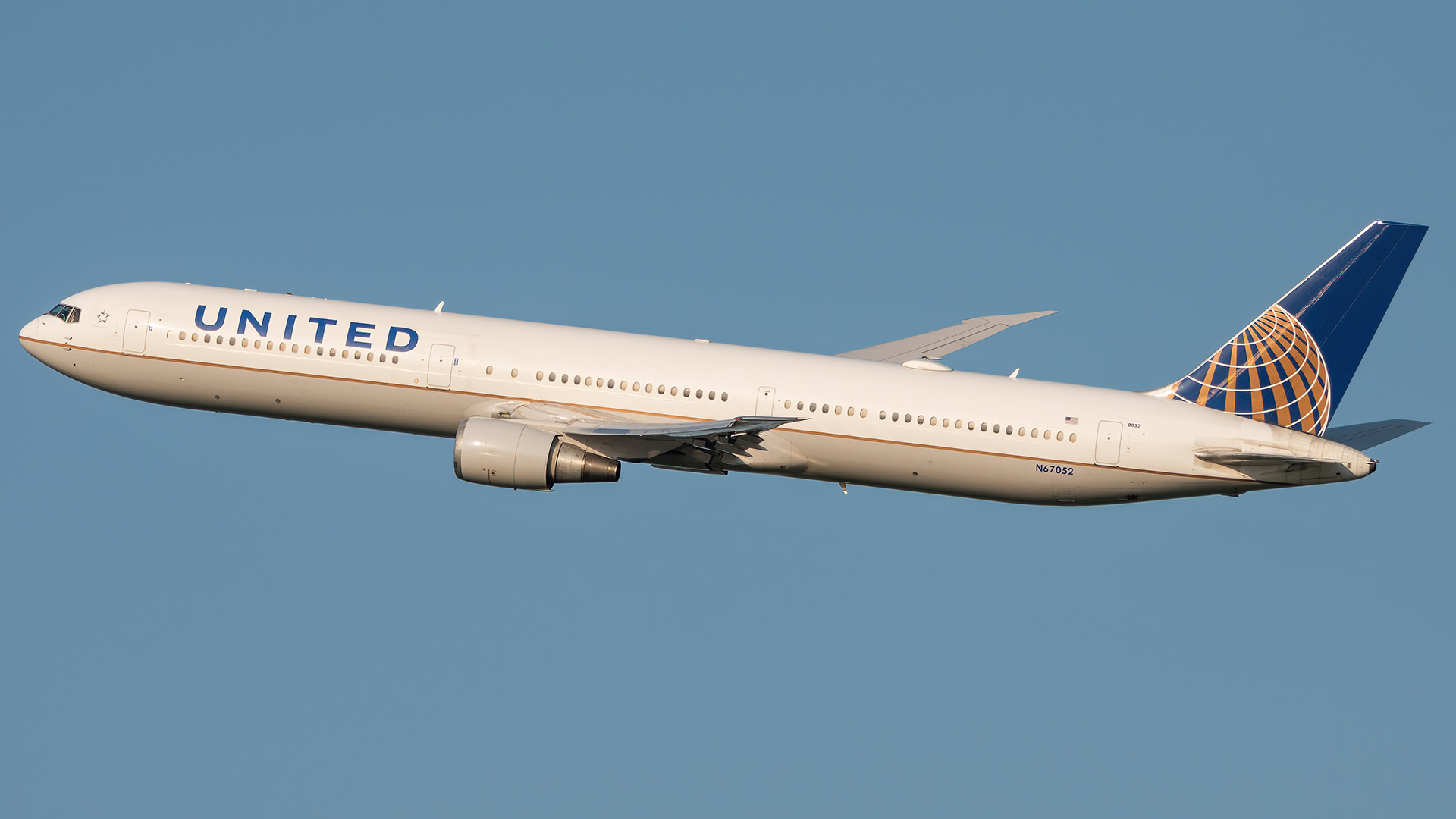 Full size: United Airlines Boeing 767-400ER N67052 at Washington Dulles International Airport