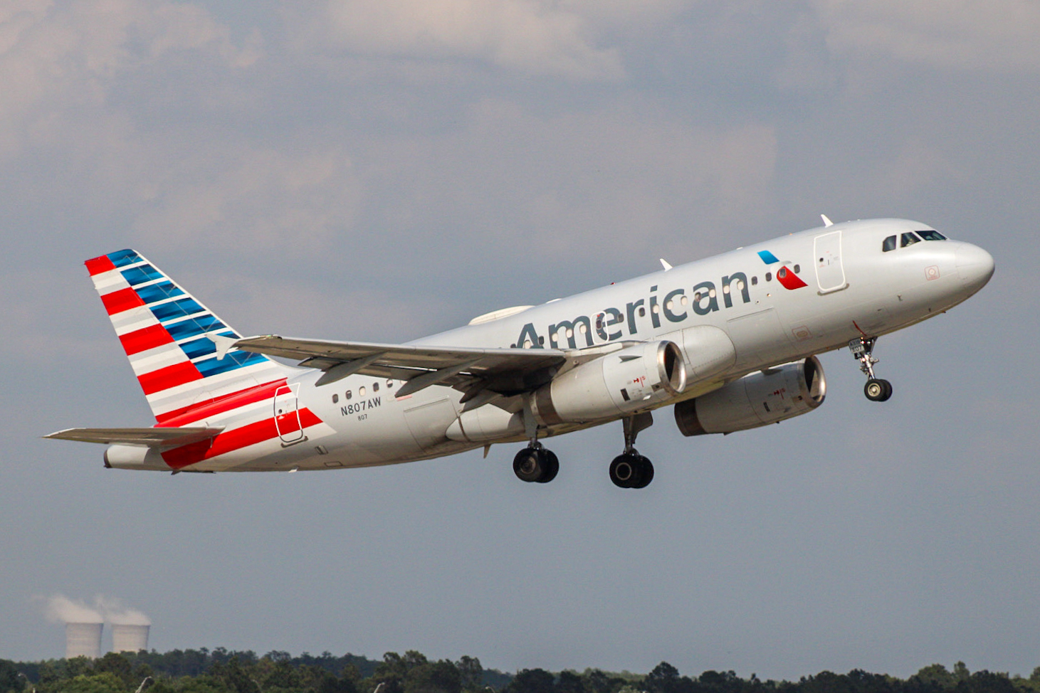 Full size: American Airlines Airbus A319 N807AW at Orlando International Airport