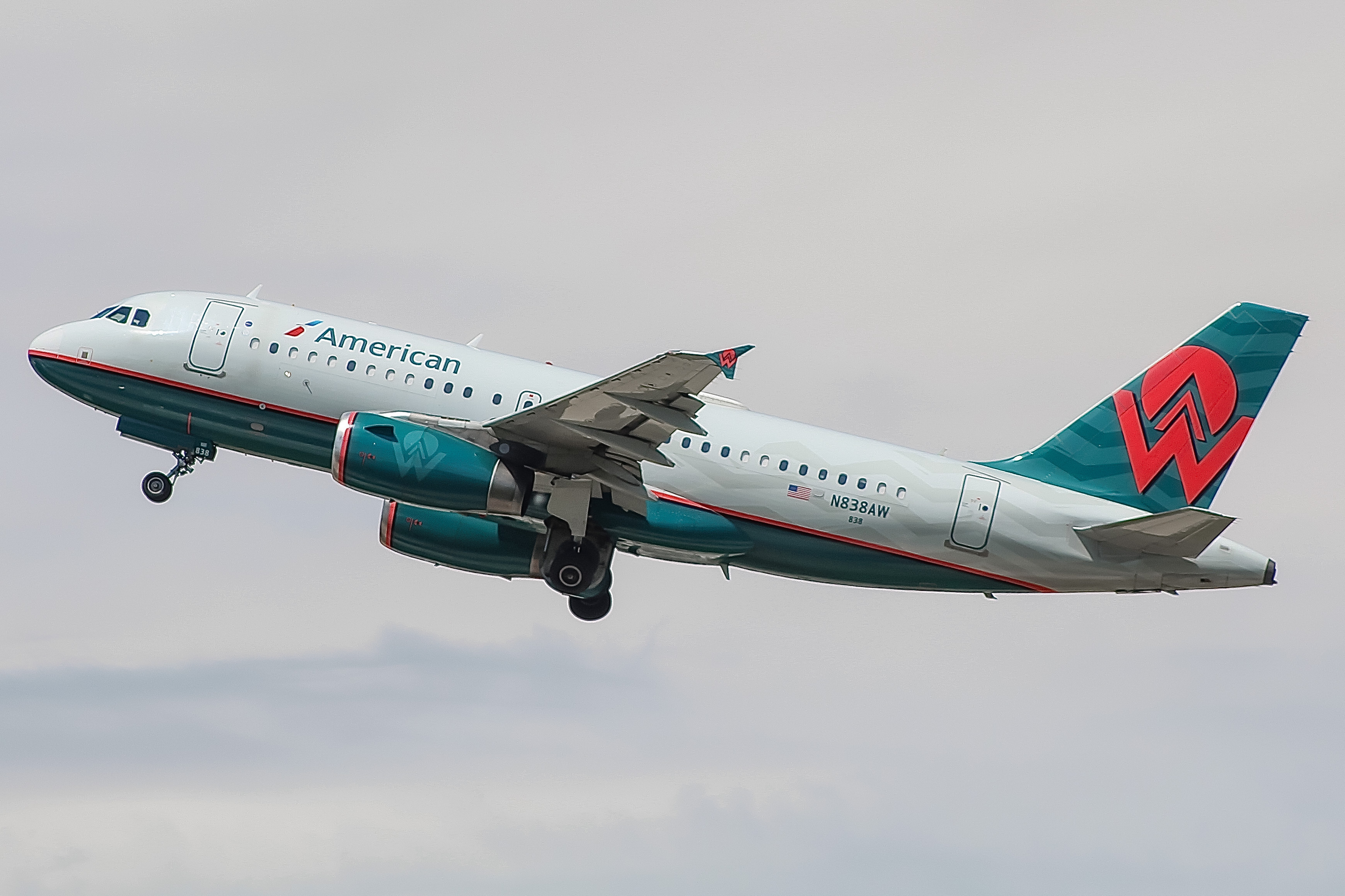 Full size: American Airlines Airbus A319 N838AW at General Mitchell International Airport