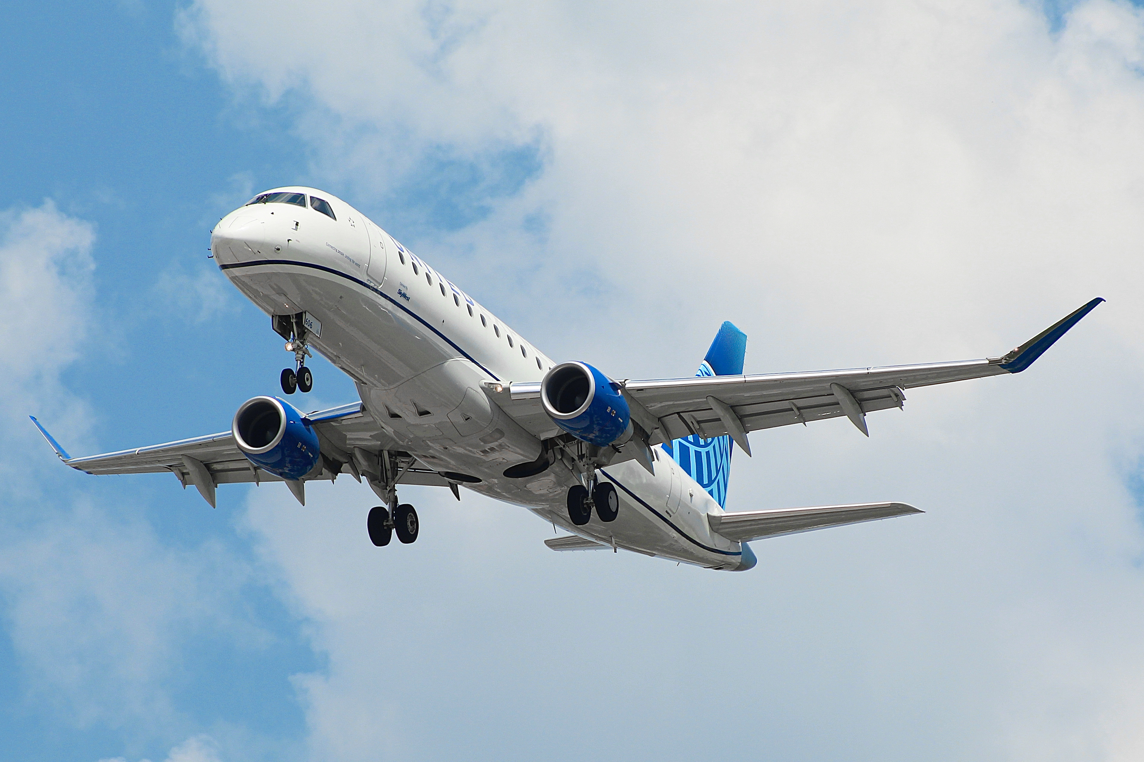 Full size: United Express Embraer E175 N606UX at General Mitchell International Airport