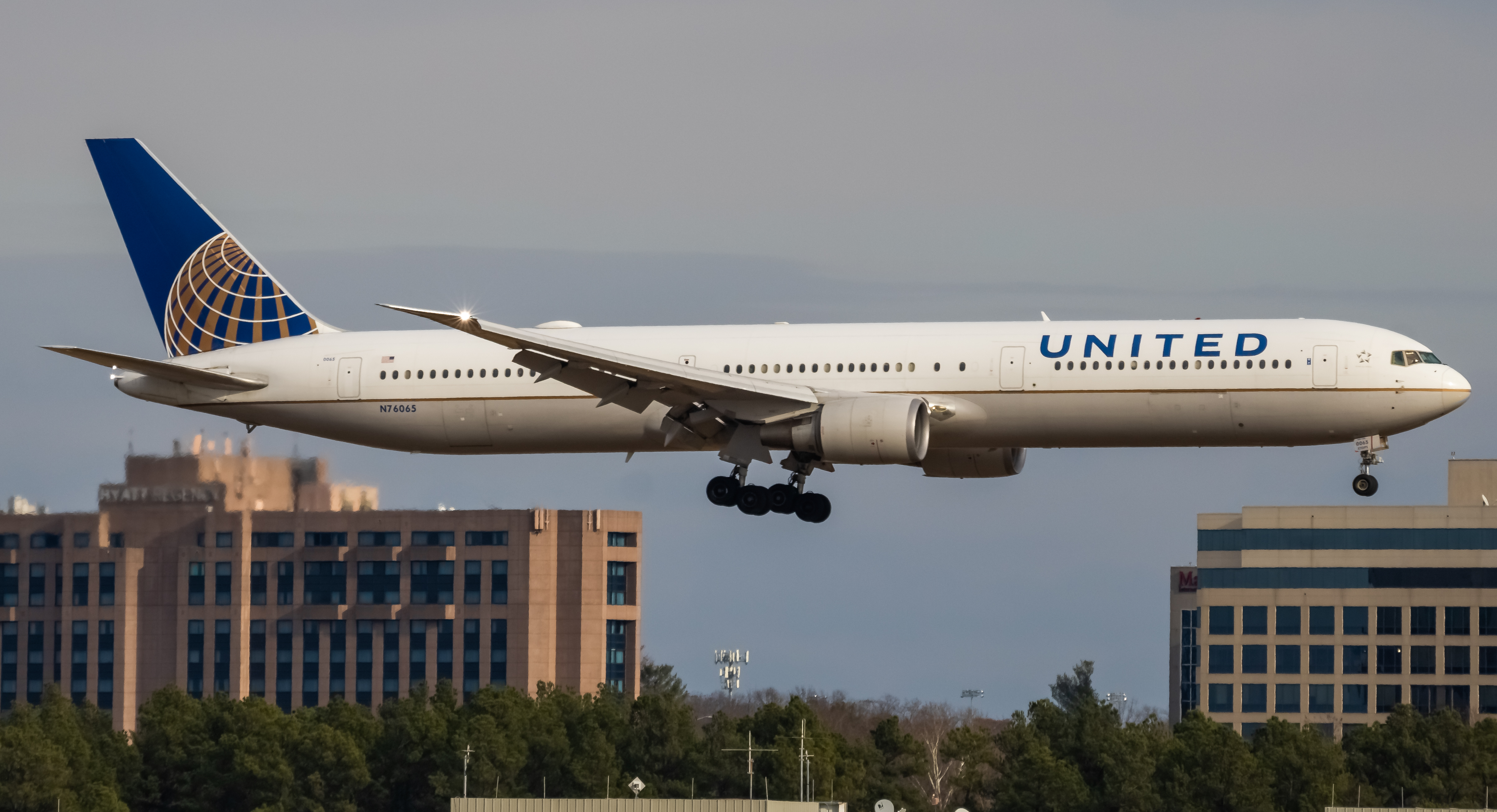 Full size: United Airlines Boeing 767-400 N76065 at Washington Dulles International Airport
