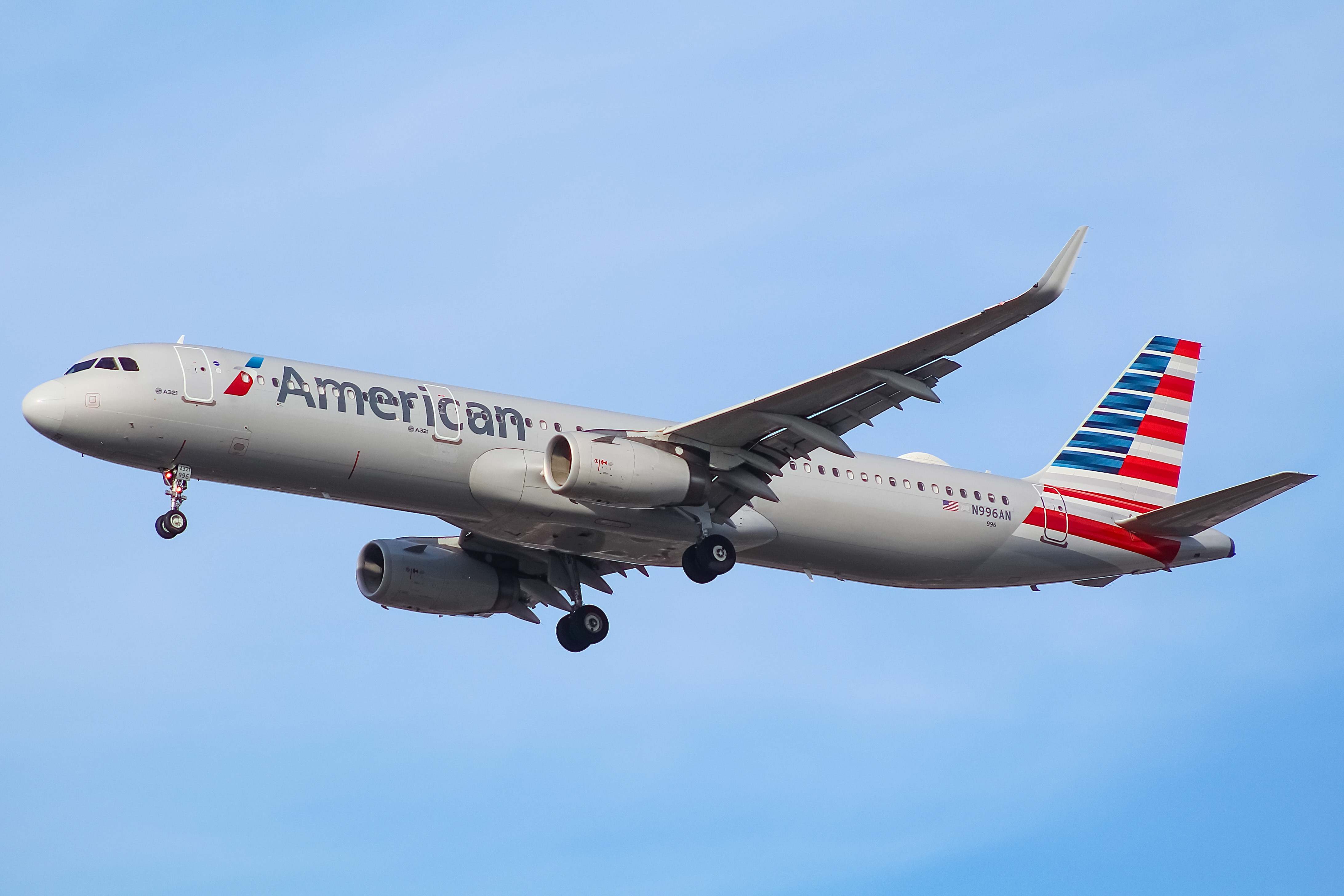 Full size: American Airlines Airbus A321-200 N996AN at Chicago O'Hare International Airport