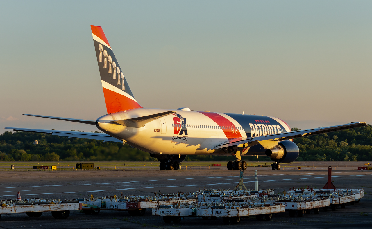 Full size: Eastern Airlines Boeing 767-300 N36NE at Pittsburgh International Airport