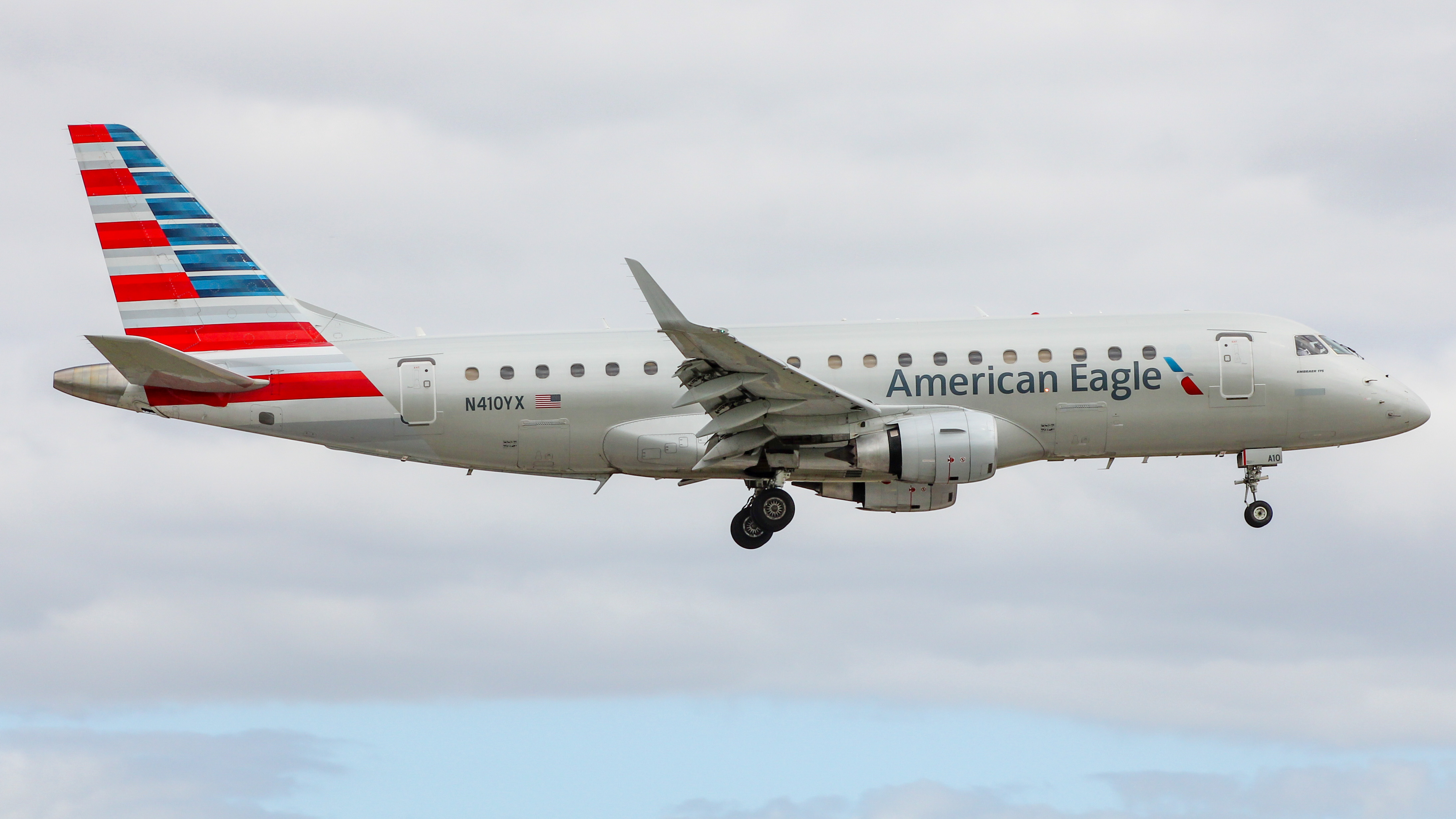 Full size: American Eagle Embraer E175 N410YX at Miami International Airport