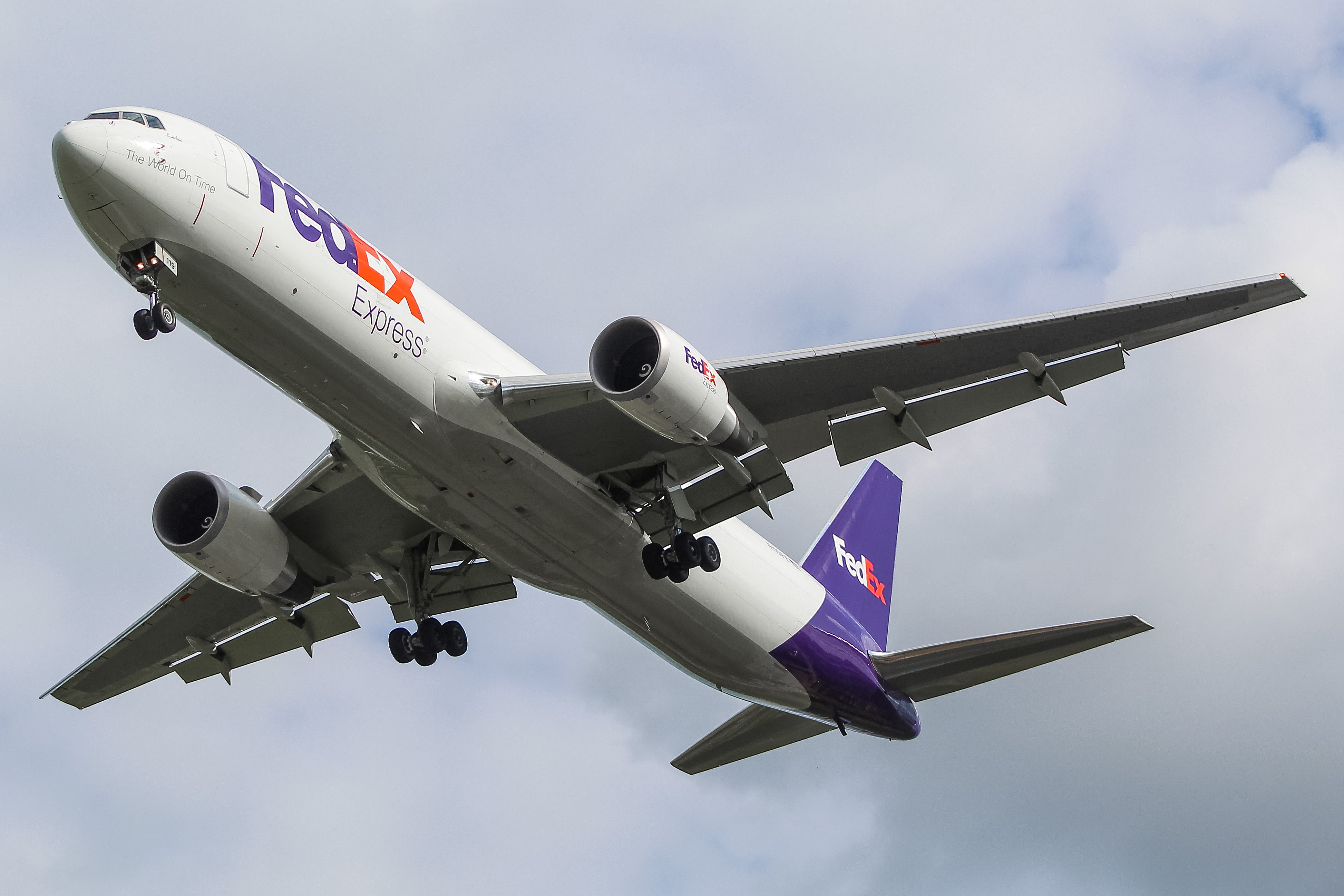 Full size: FedEx Boeing 767-300F N119FE at General Mitchell International Airport