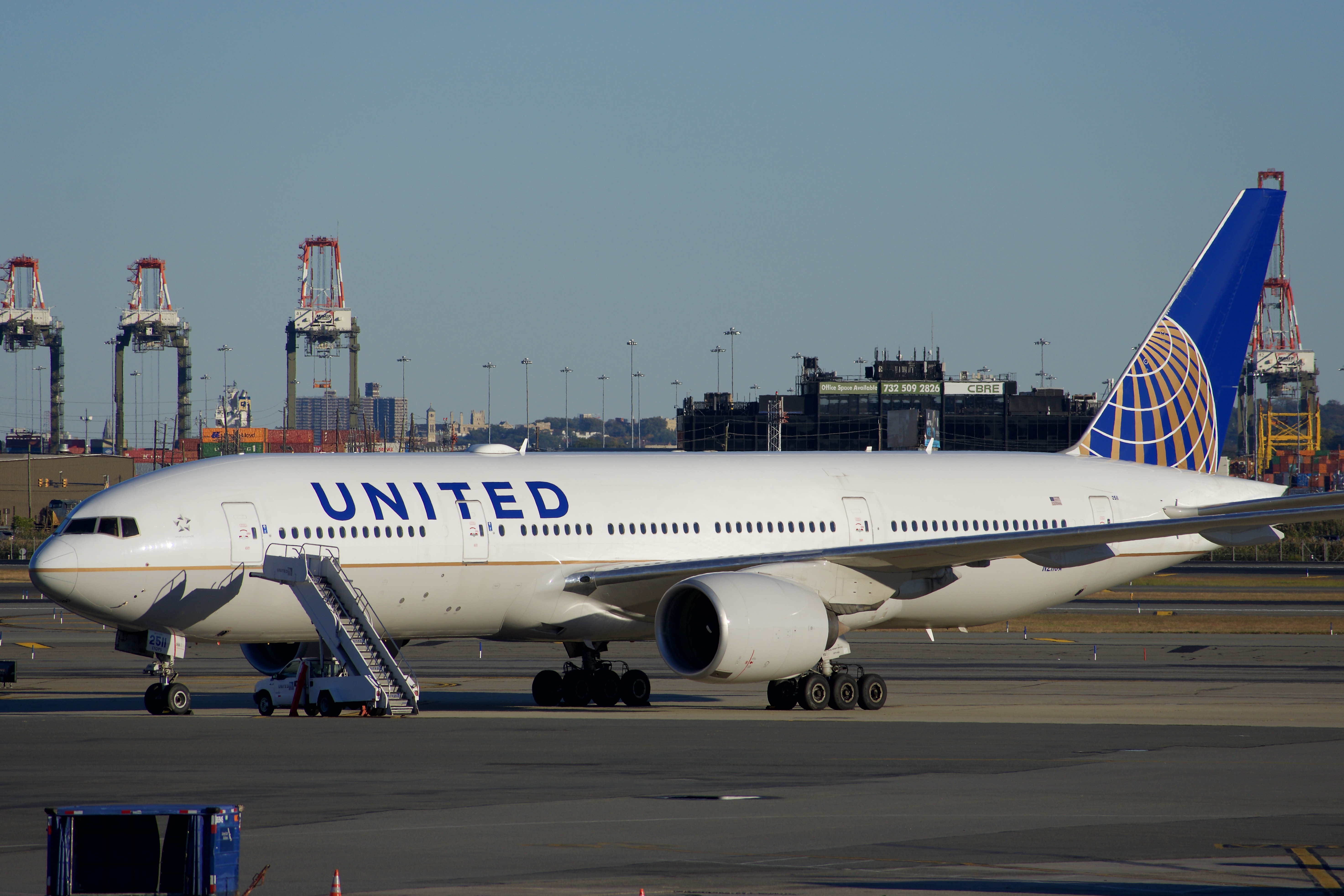 Full size: United Airlines Boeing 777-200 N211UA at Newark Liberty International Airport