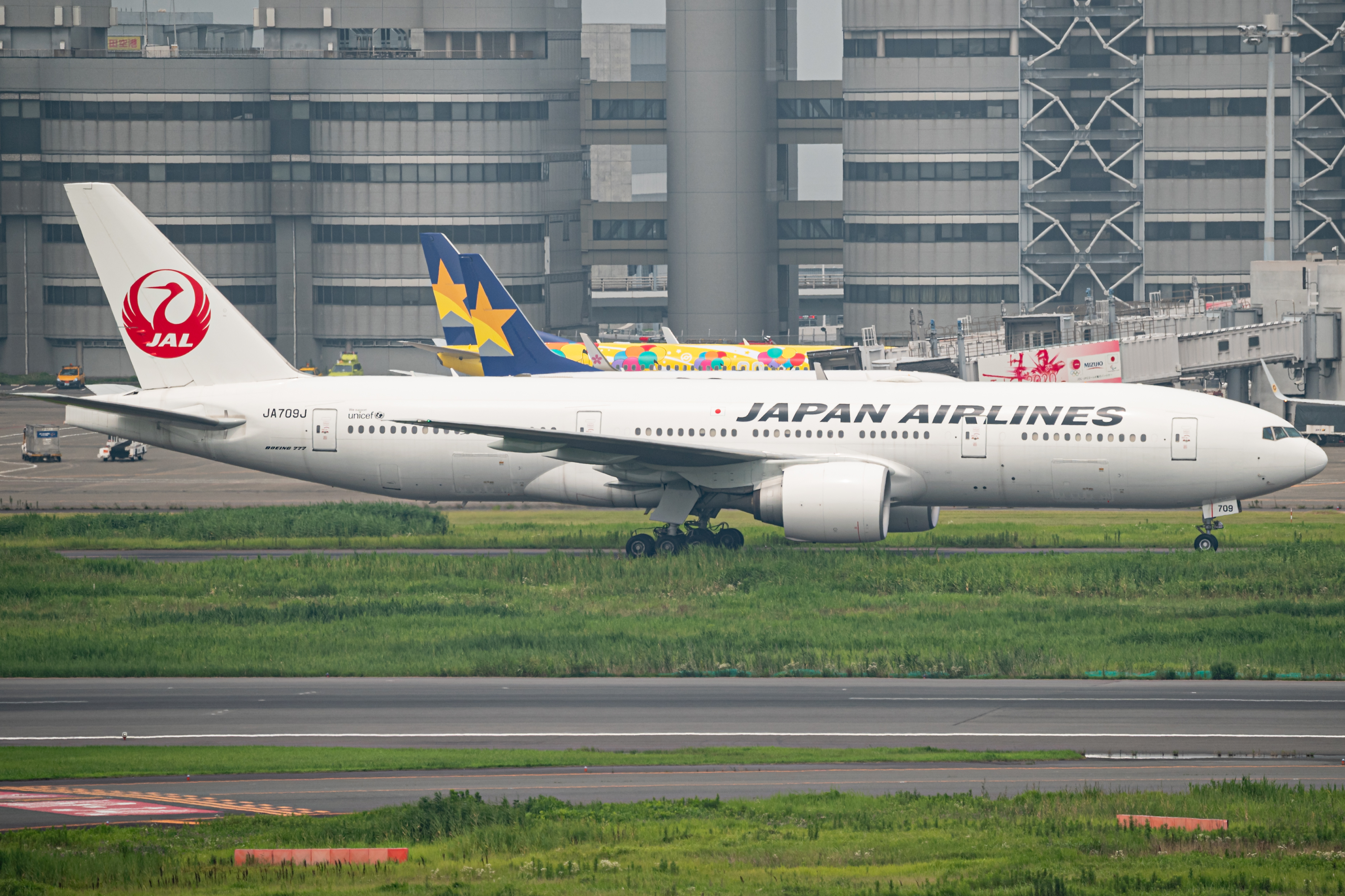 Full size: Japan Airlines Boeing 777-200ER JA709J at Tokyo-Haneda Airport