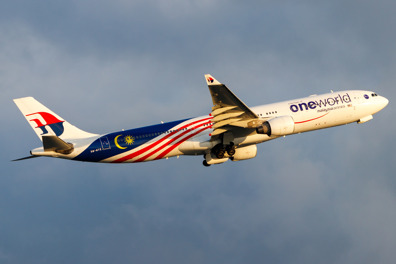Full size: Malaysia Airlines Airbus A330-300 9M-MTE at Hong Kong International Airport