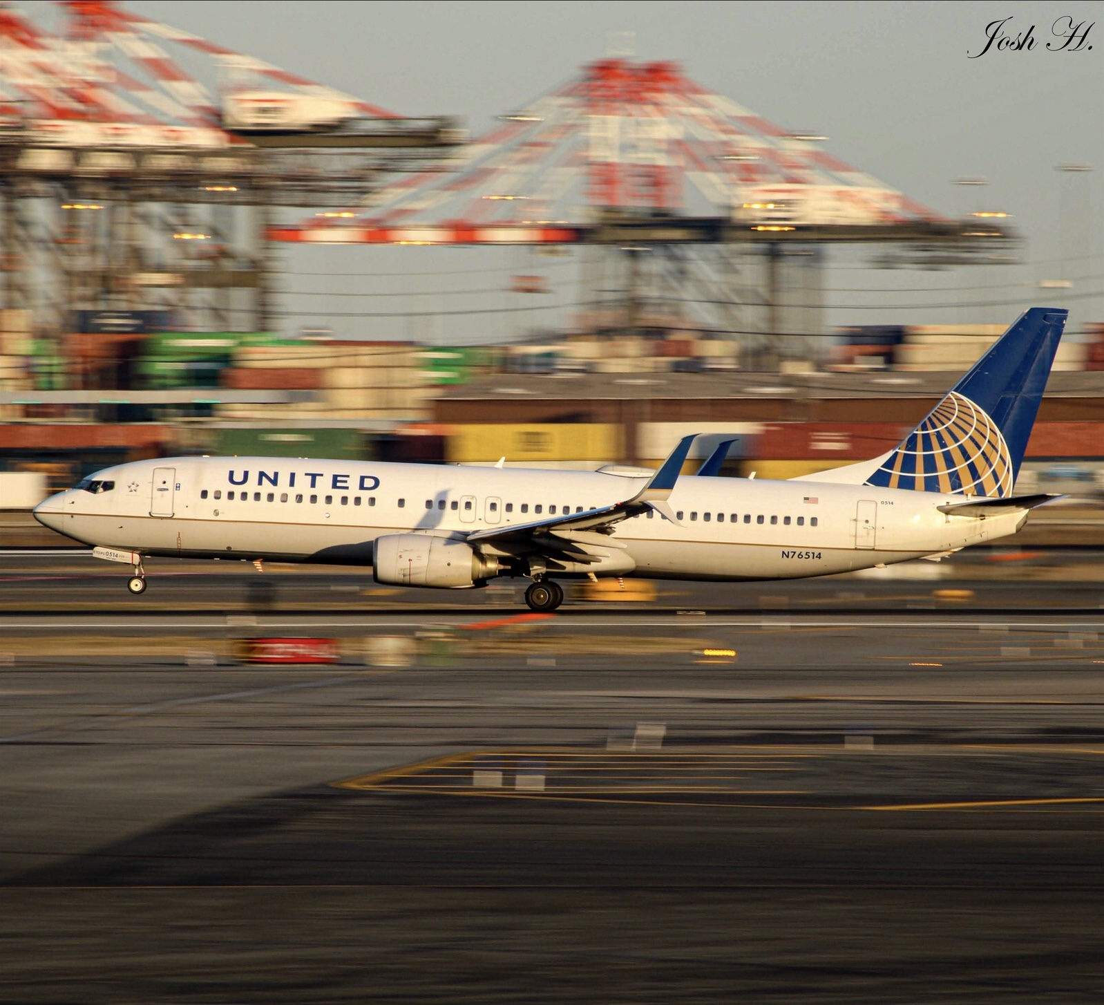 Full size: United Airlines Boeing 737-800 N76514 at Newark Liberty International Airport