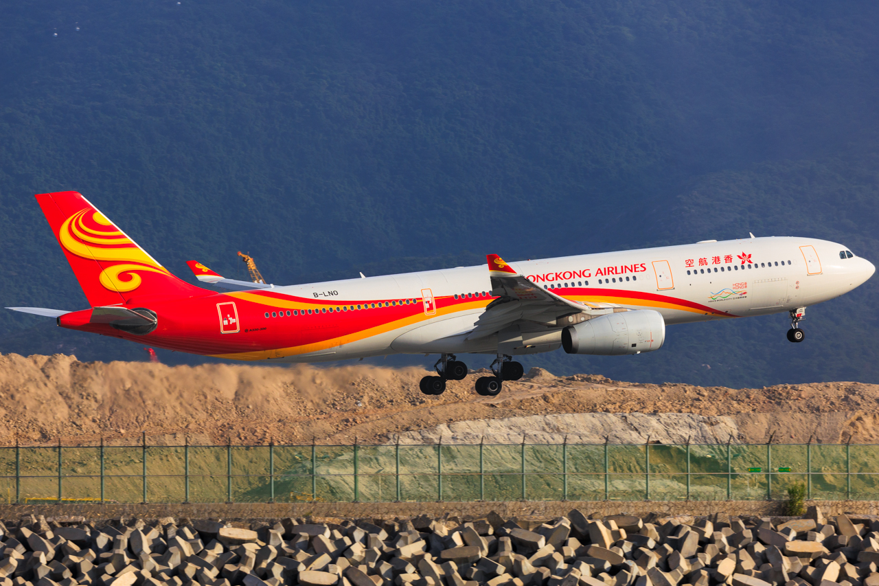 Full size: Hong Kong Airlines Airbus A330-300 B-LNO at Hong Kong International Airport