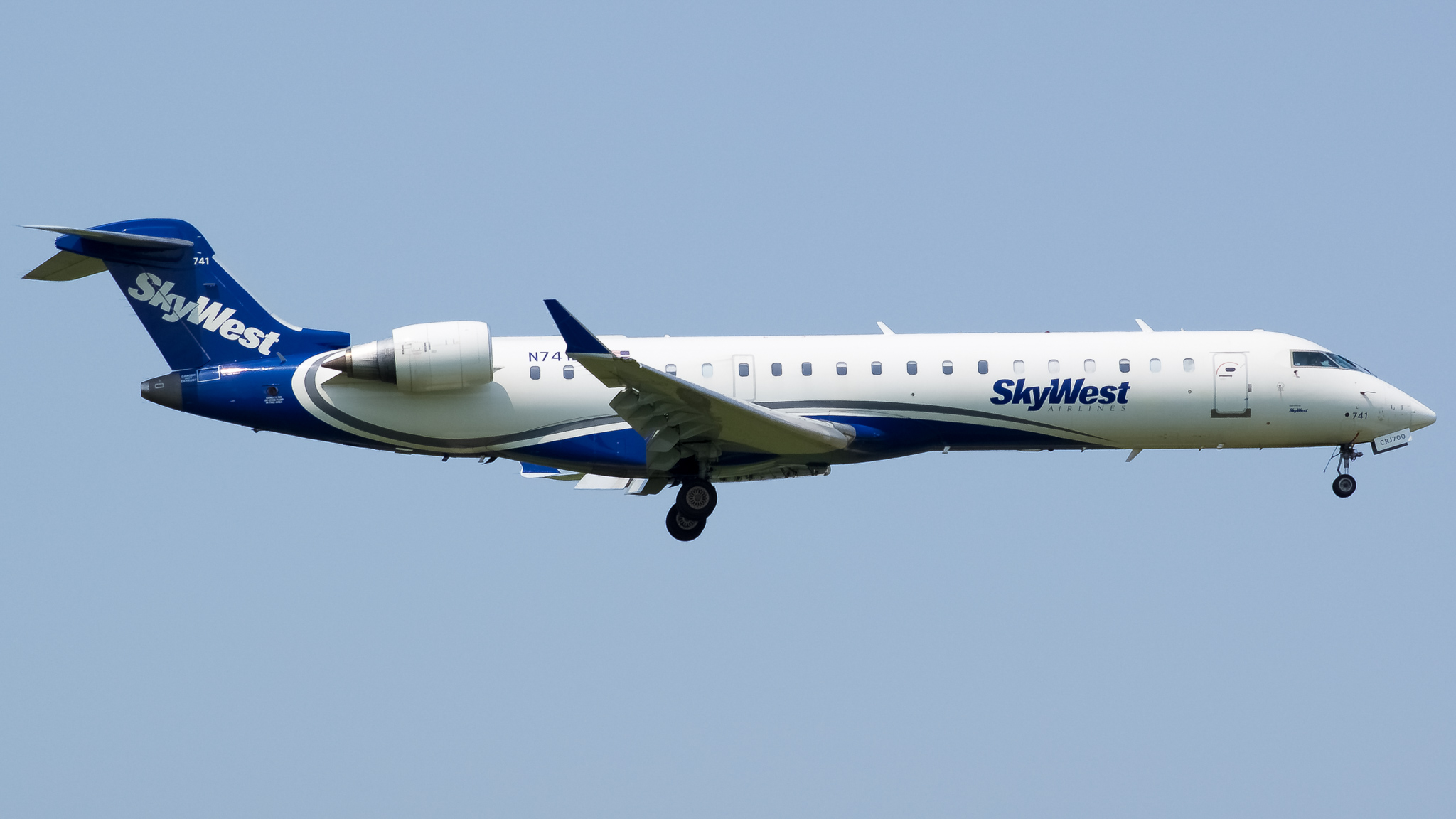 Full size: SkyWest Airlines Mitsubishi CRJ-700 N741SK at Chicago O'Hare International Airport