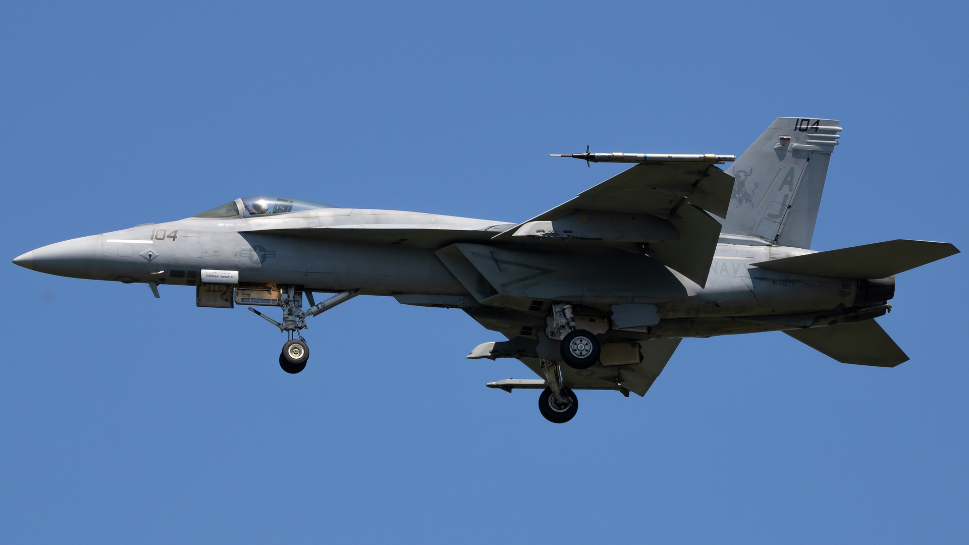 Full size: US Navy Boeing F/A-18 165871 at Oceana Naval Air Station (Apollo Soucek Field)