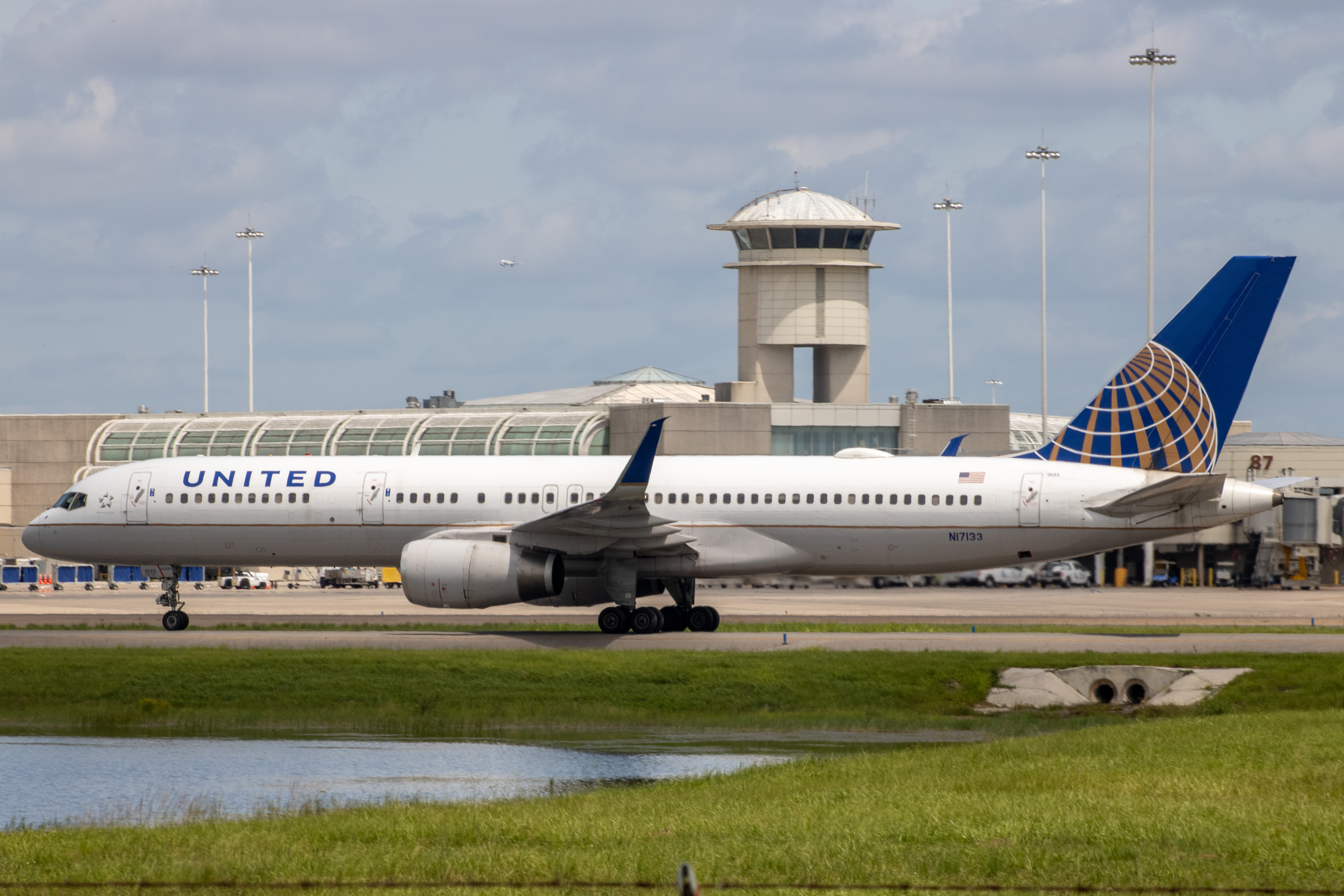 Full size: United Airlines Boeing 757-200 N17133 at Orlando International Airport