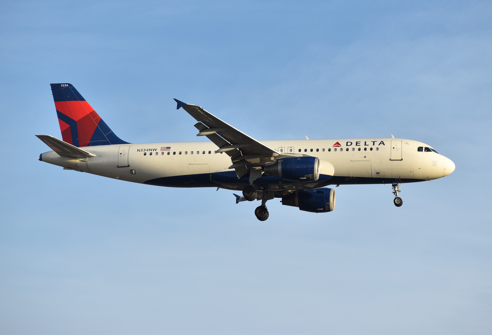 Full size: Delta Airlines Airbus A320 N334NW at Lester B Pearson International Airport