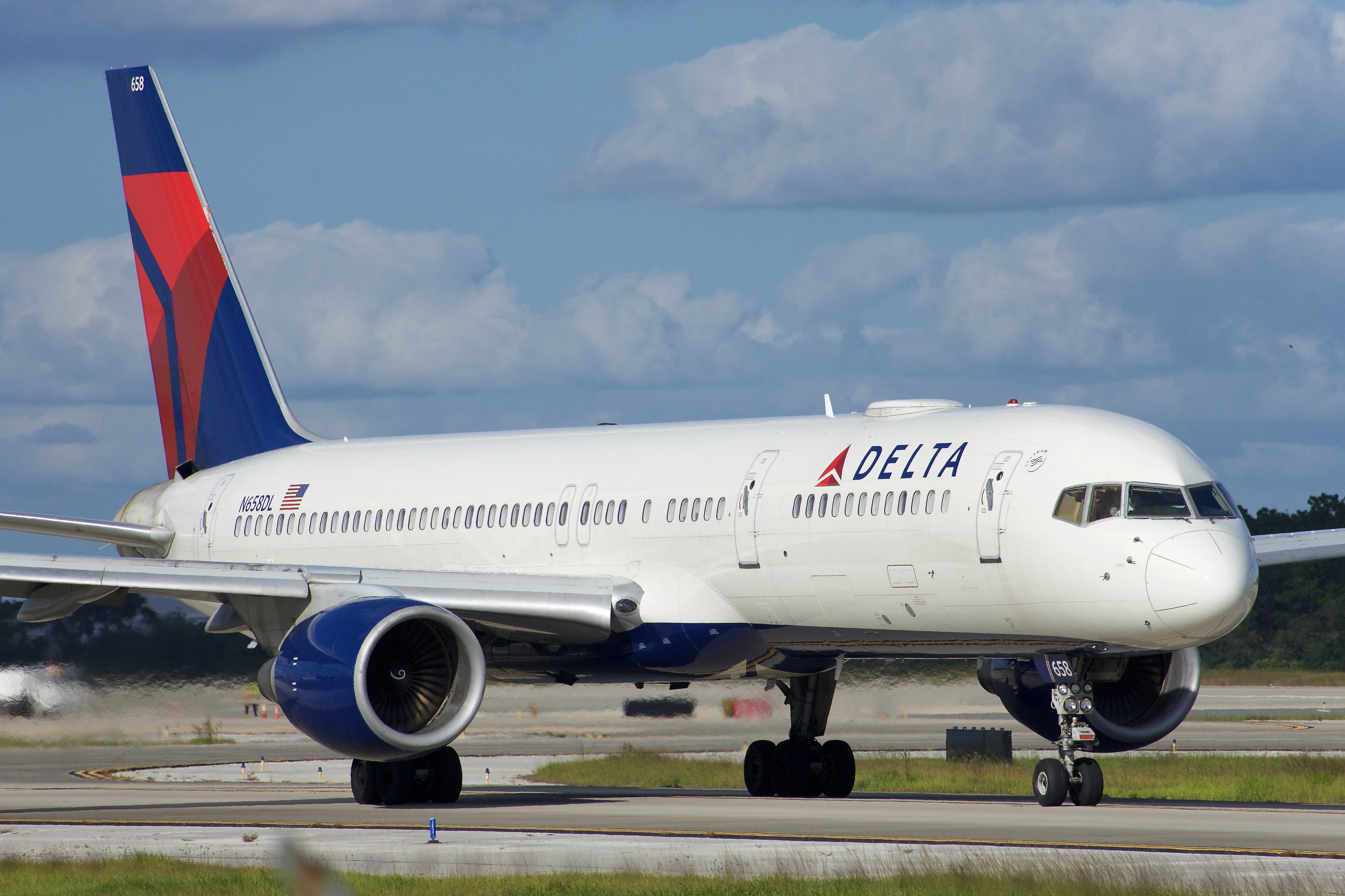 Full size: Delta Airlines Boeing 757-200 N658DL at Orlando International Airport