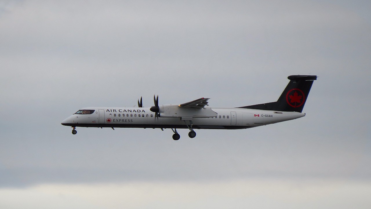 Full size: Air Canada Express De Havilland DHC-8 C-GGAH at Seattle-Tacoma International Airport
