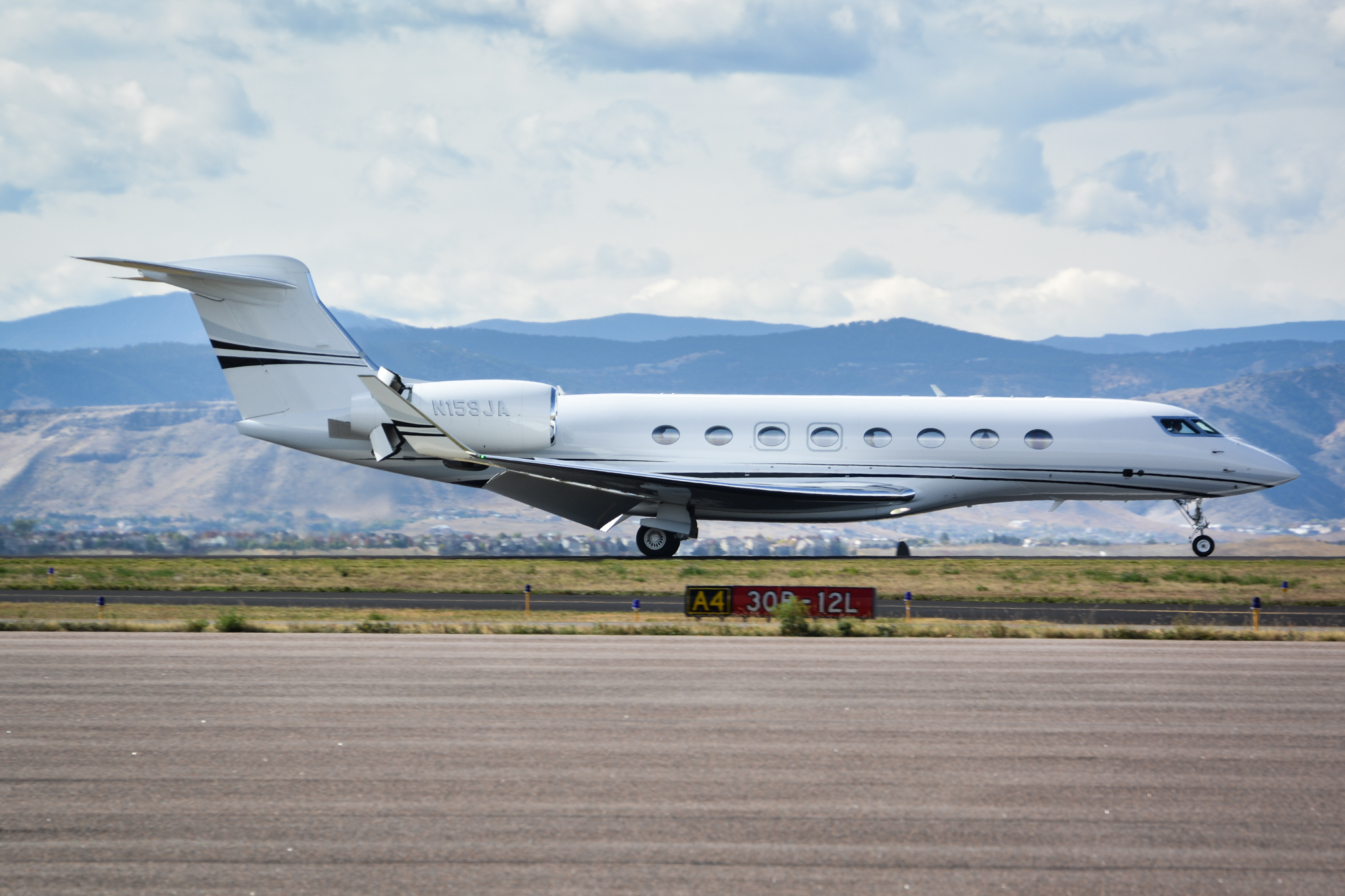Full size: PRIVATE Gulfstream G650 N159JA at Rocky Mountain Metro Airport