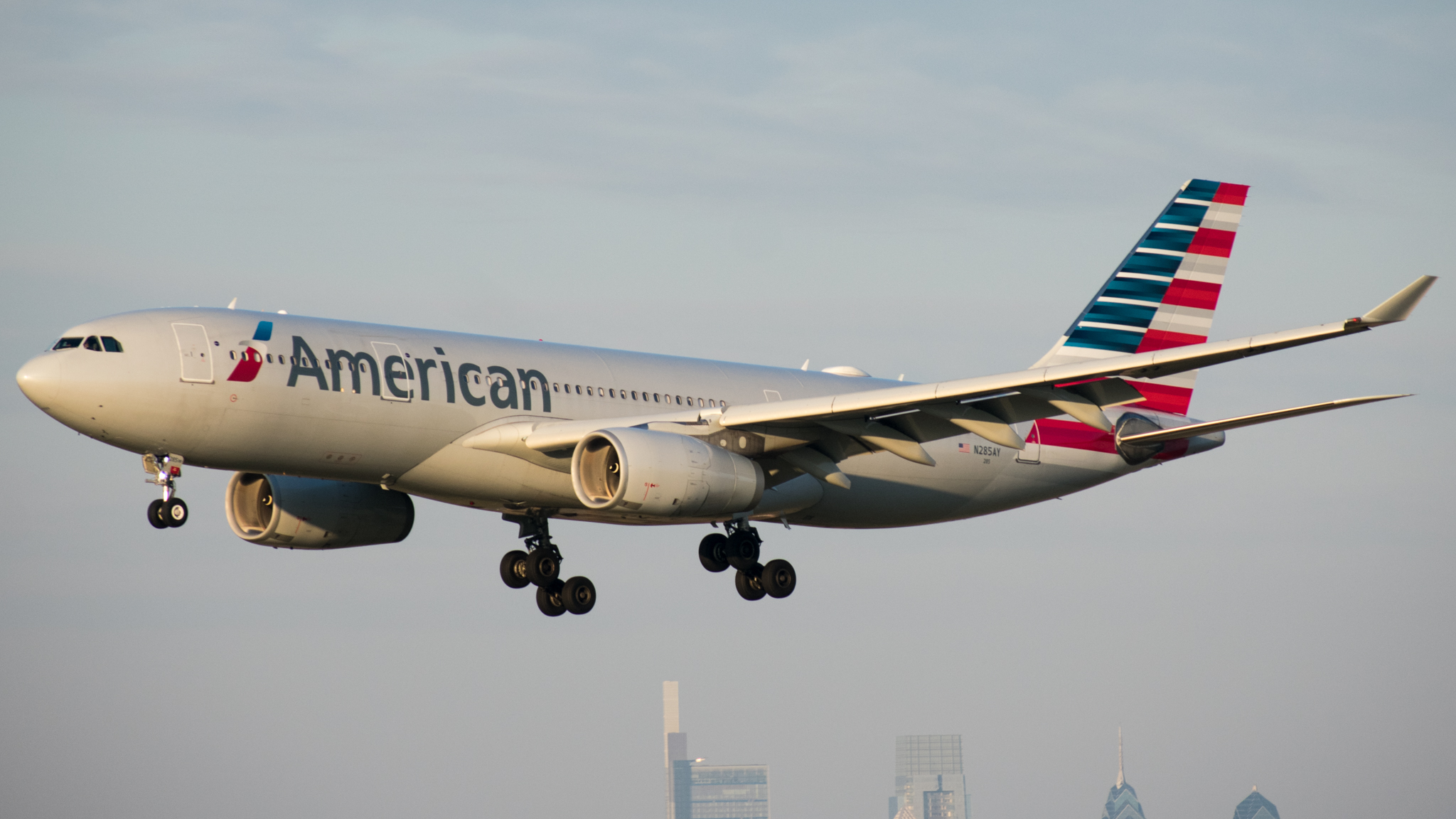 Full size: American Airlines Airbus A330-200 N285AY at Philadelphia International Airport