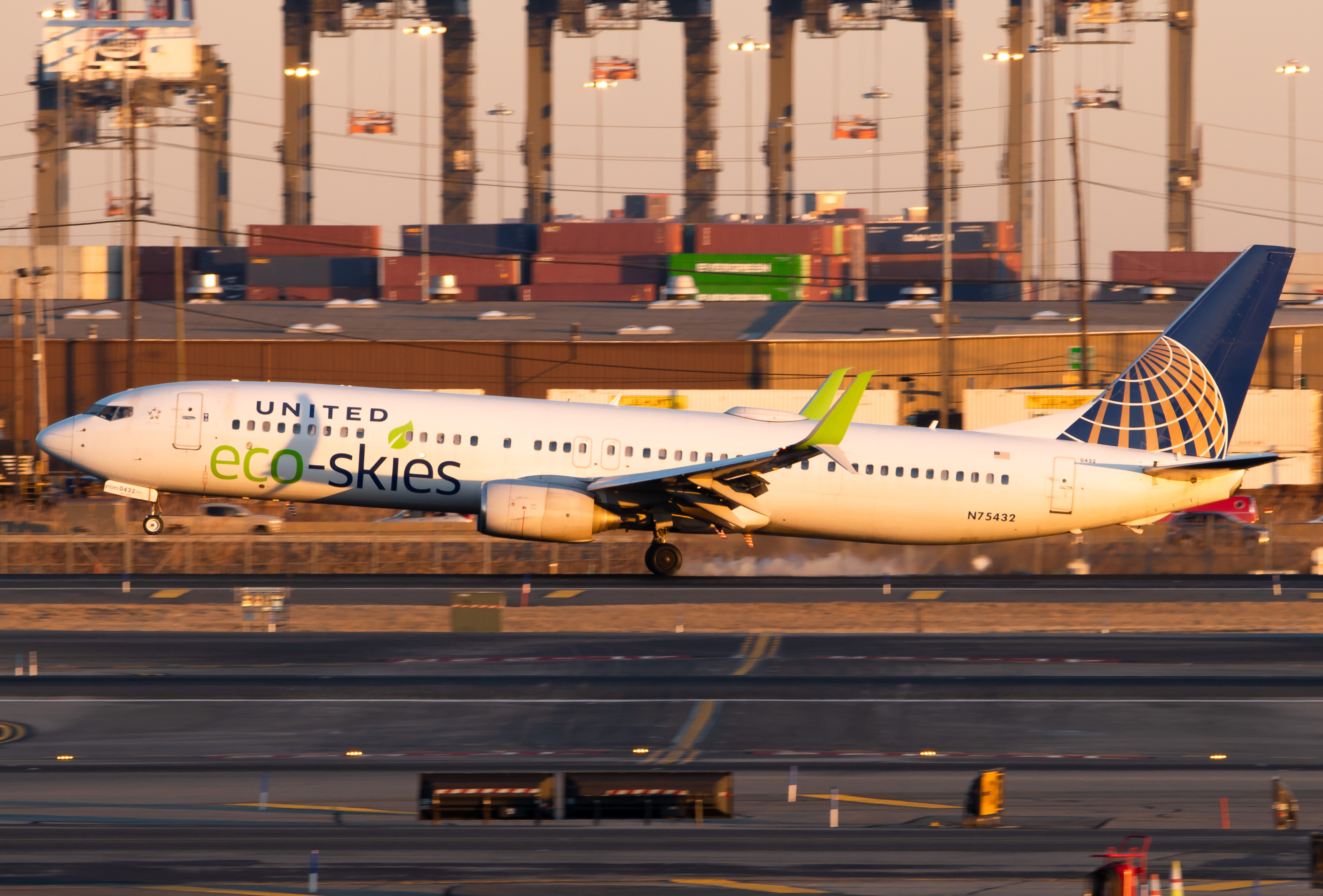 Full size: United Airlines Boeing 737-900 N75432 at Newark Liberty International Airport